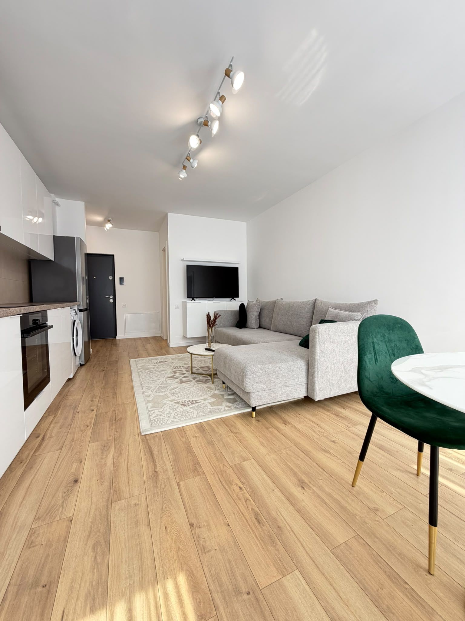 Apartament 2 camere, balcon, etaj intermediar, garaj, zona Eroilor