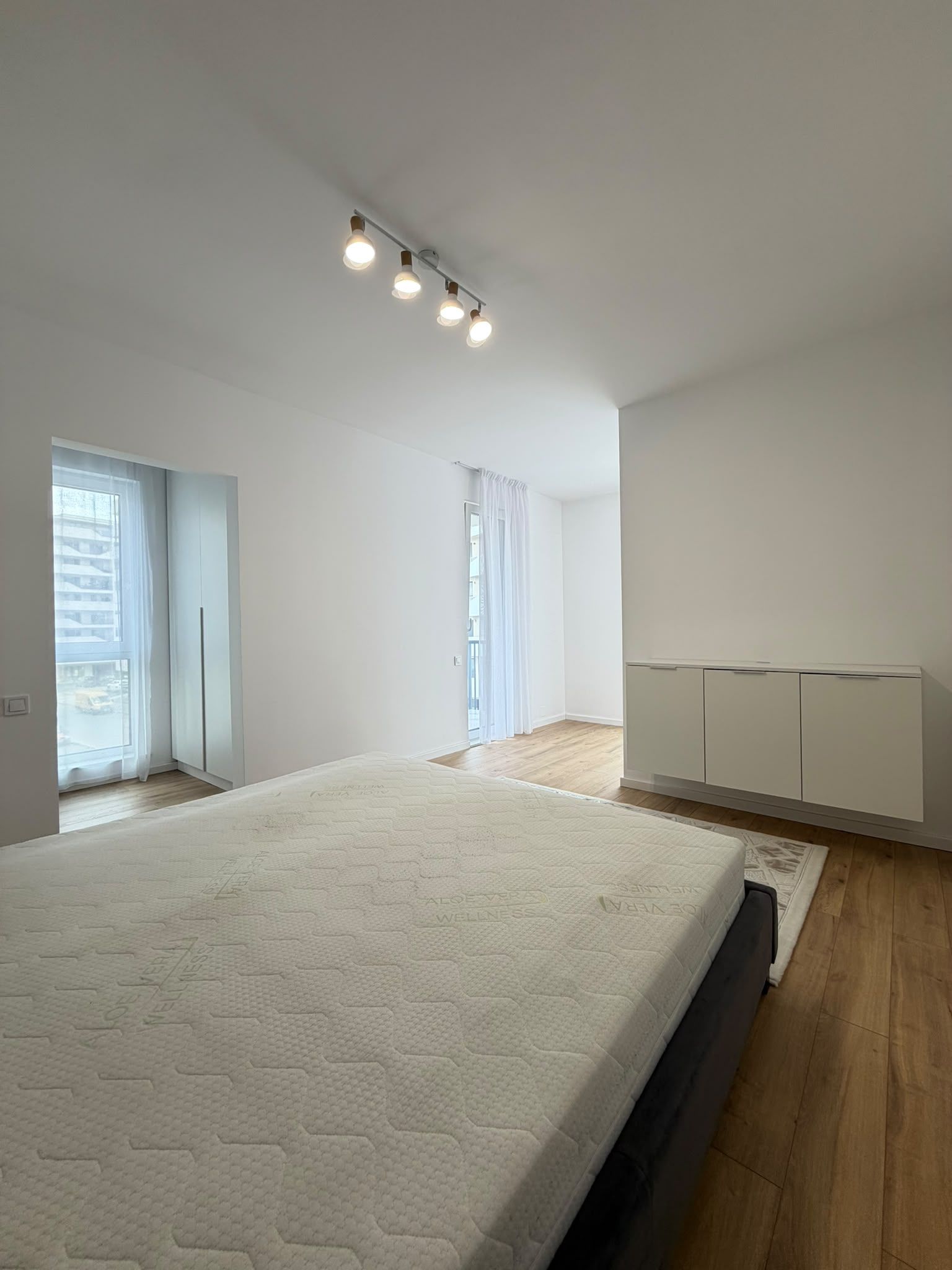 Apartament 2 camere, balcon, etaj intermediar, garaj, zona Eroilor — fotografia 10