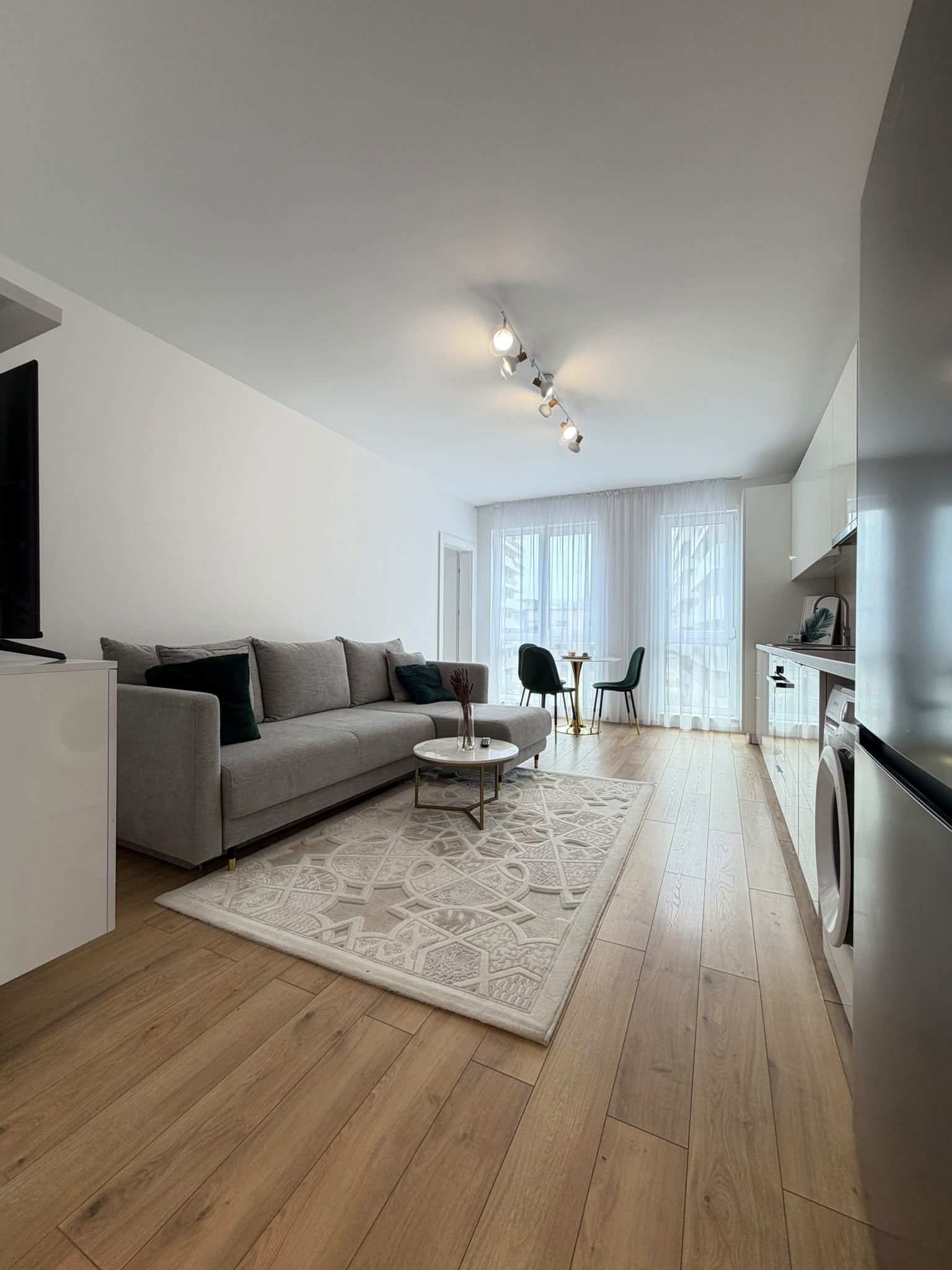 Apartament 2 camere, balcon, etaj intermediar, garaj, zona Eroilor — fotografia 12