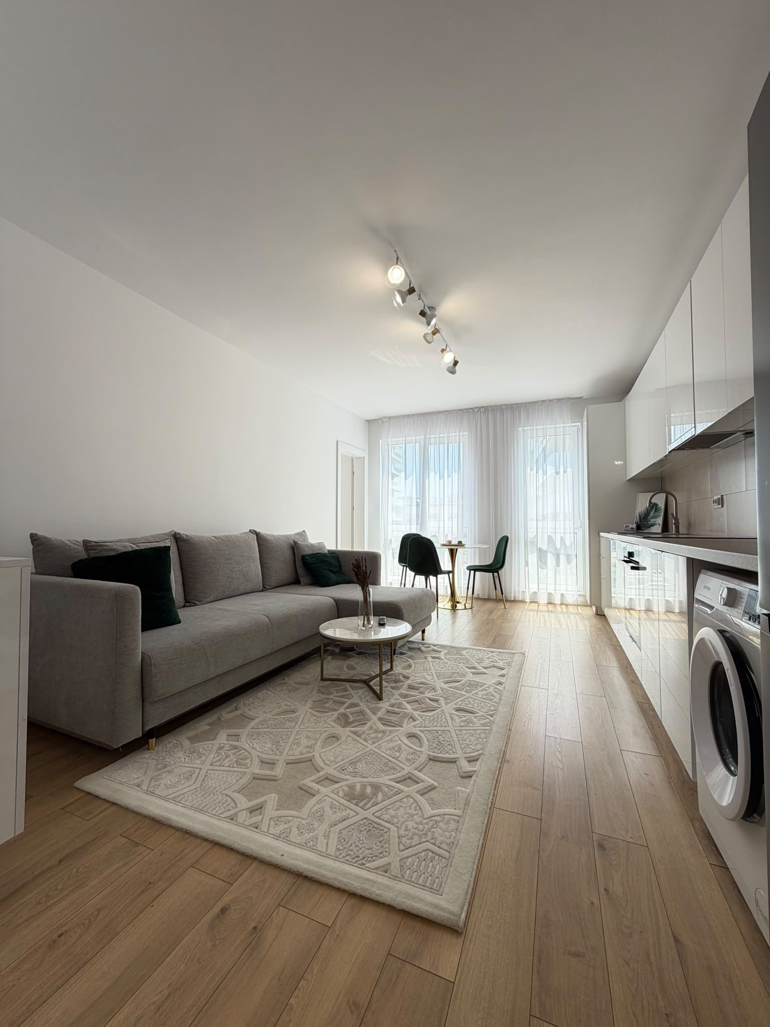 Apartament 2 camere, balcon, etaj intermediar, garaj, zona Eroilor — fotografia 3