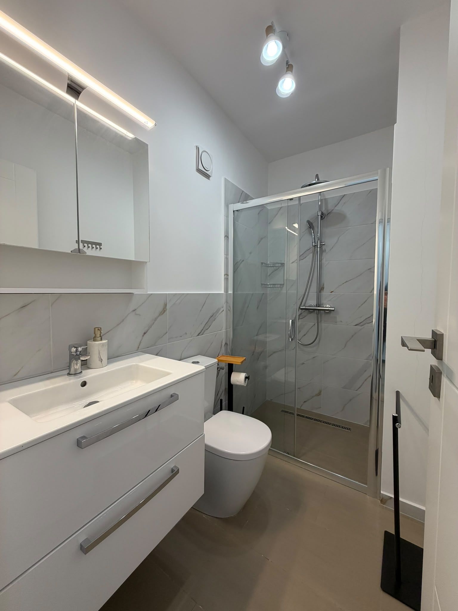 Apartament 2 camere, balcon, etaj intermediar, garaj, zona Eroilor — fotografia 4