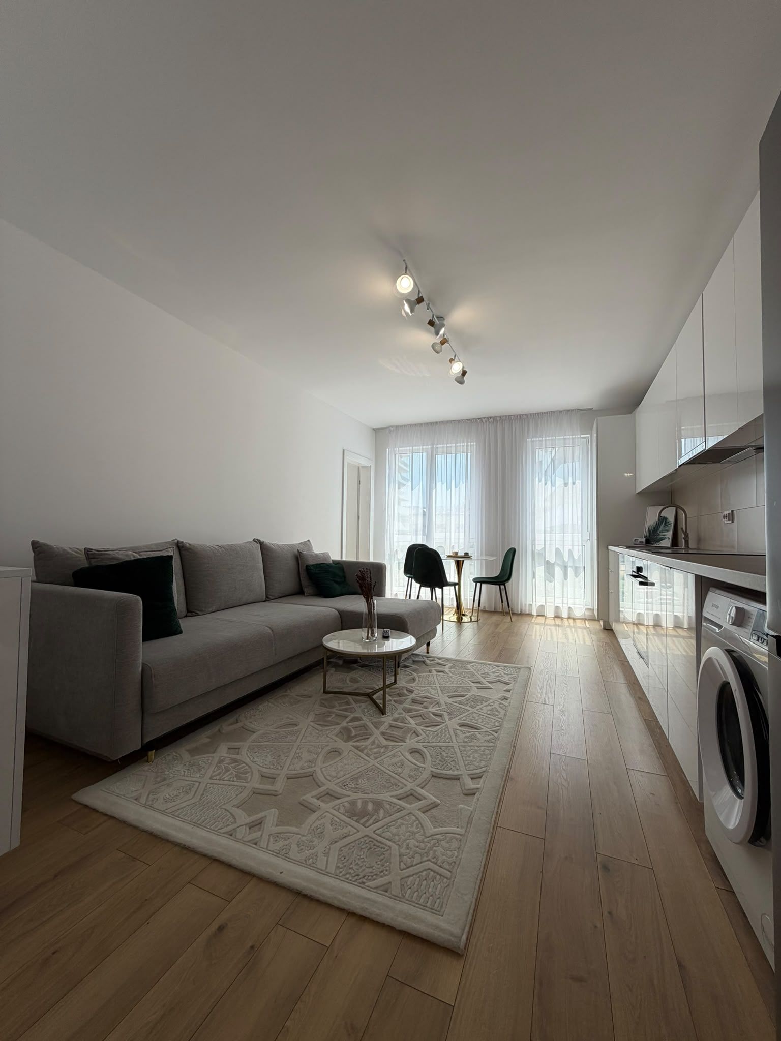 Apartament 2 camere, balcon, etaj intermediar, garaj, zona Eroilor — fotografia 5