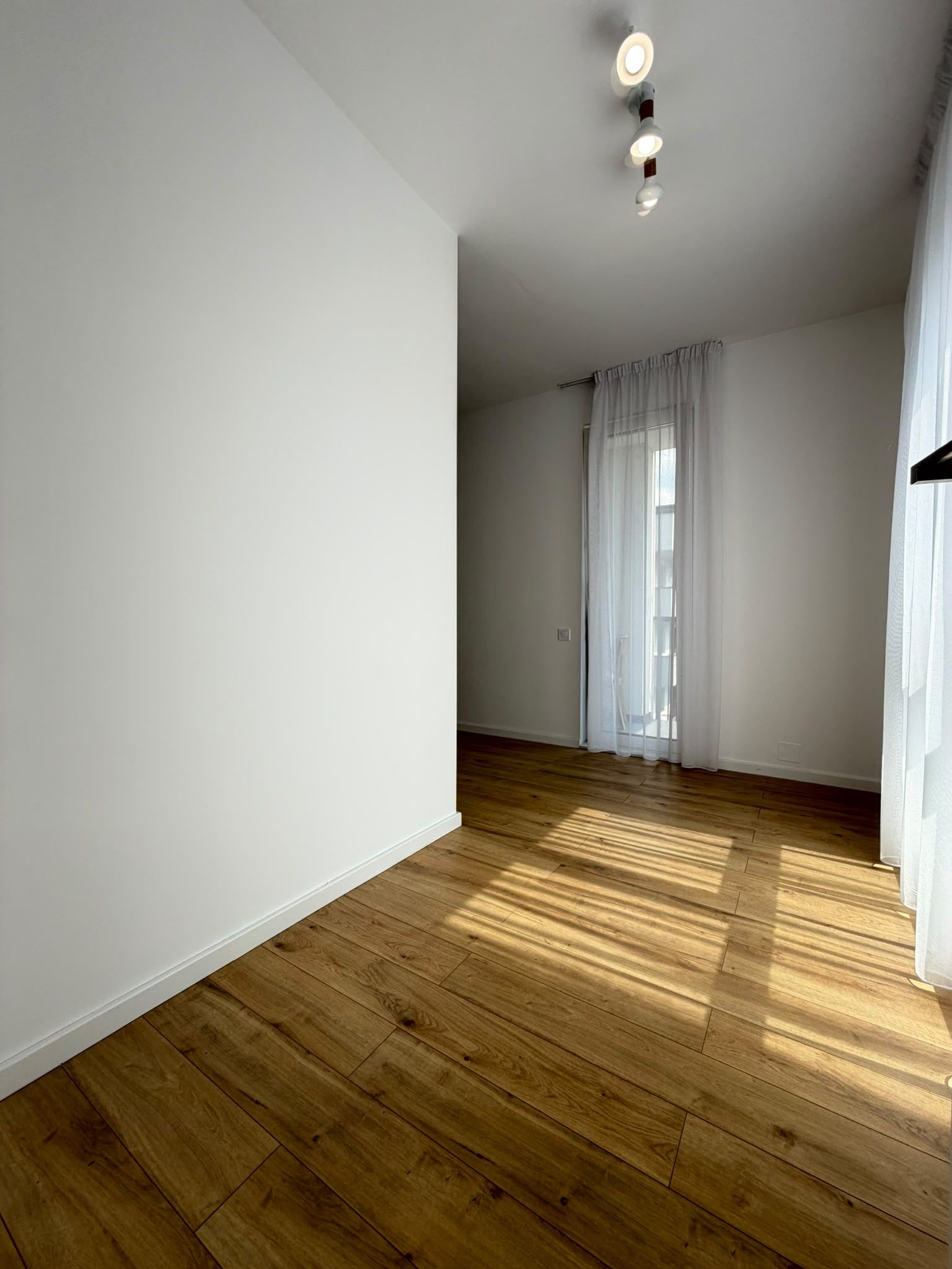 Apartament 2 camere, balcon, etaj intermediar, garaj, zona Eroilor — fotografia 6