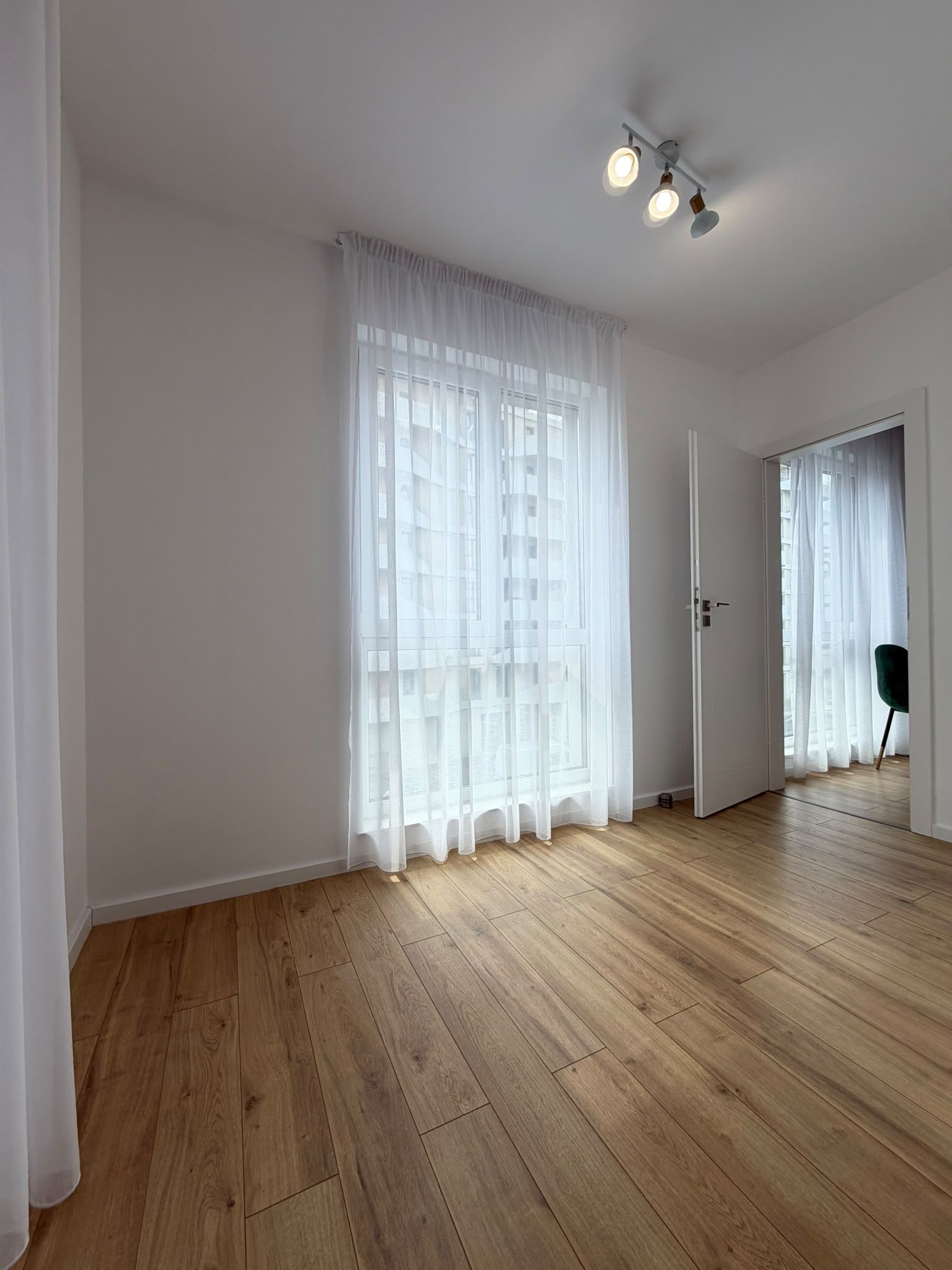 Apartament 2 camere, balcon, etaj intermediar, garaj, zona Eroilor — fotografia 7