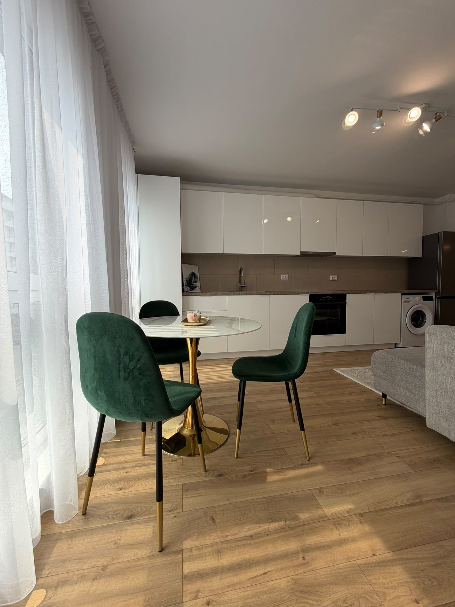 Apartament 2 camere, balcon, etaj intermediar, garaj, zona Eroilor — fotografia 8