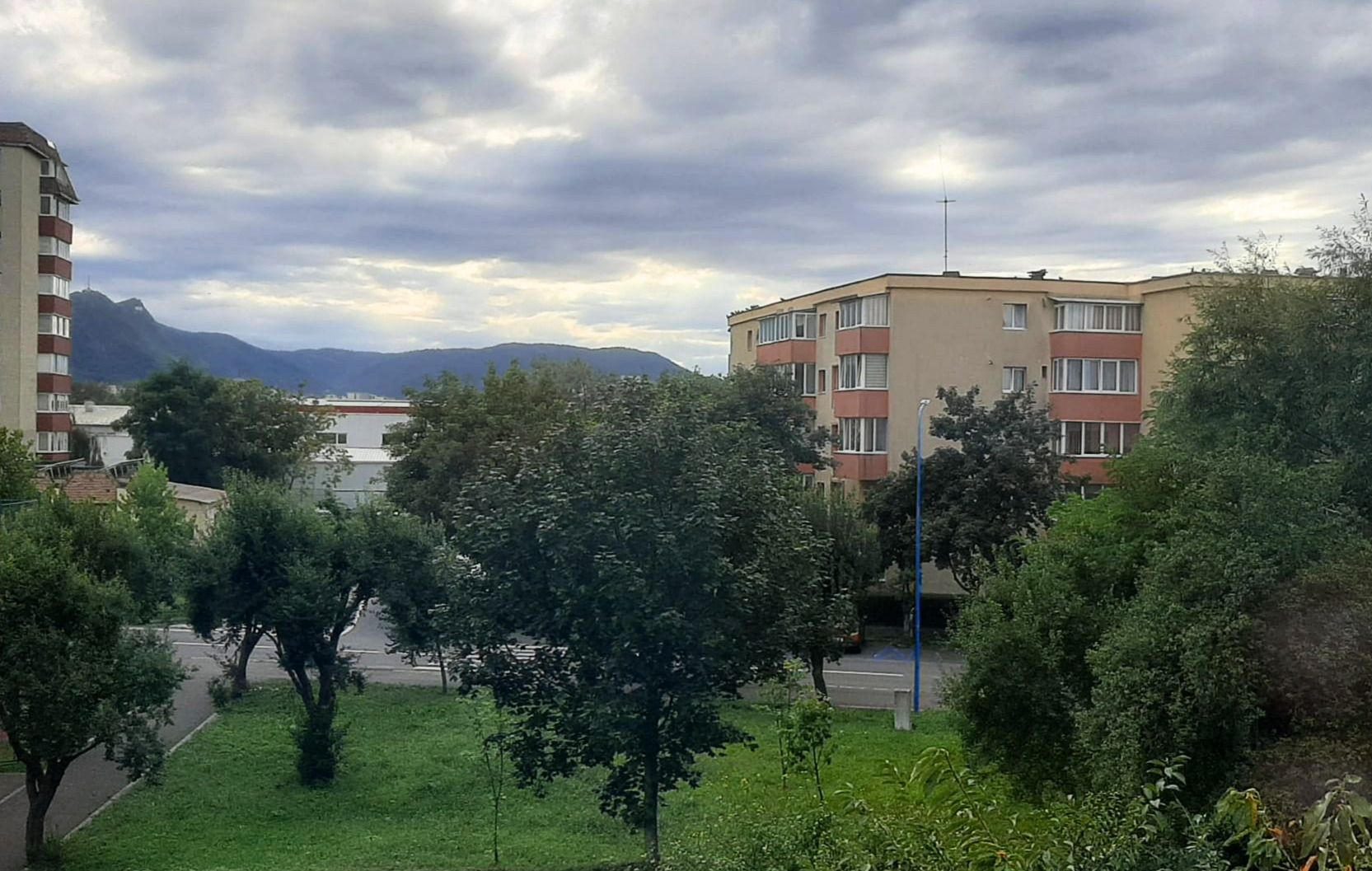 Apartament Renovat 2 Camere + Boxă 7 MP  Vedere Superbă spre Tâmpa — fotografia 3