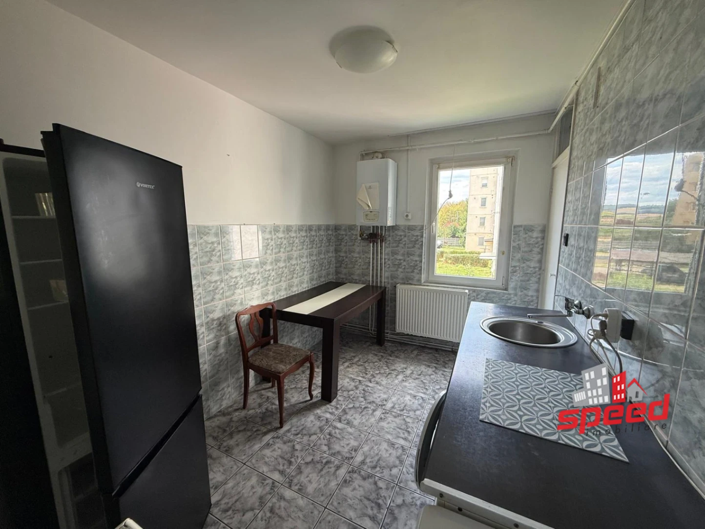 De închiriat apartament cu 3 camere în Tg Mureş - Unirii — fotografia 3