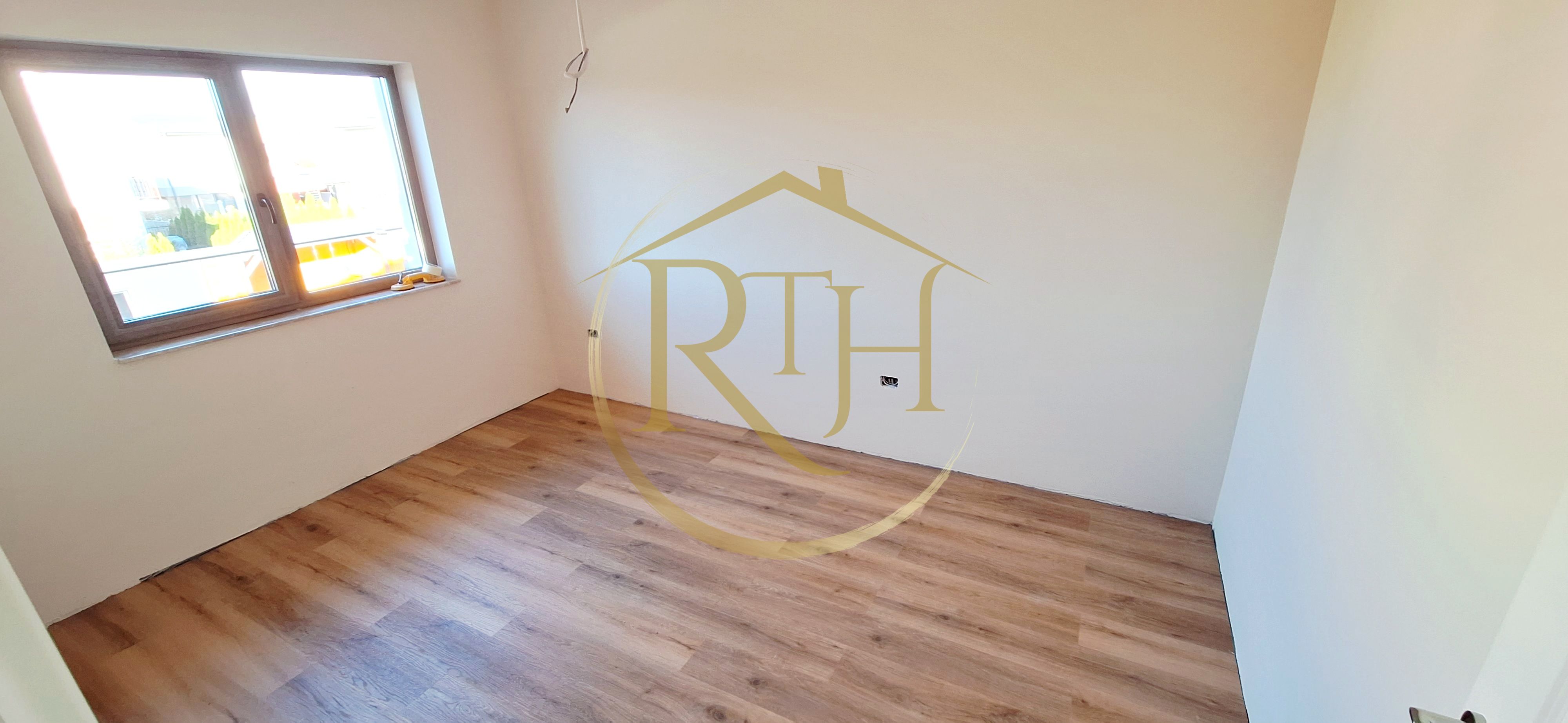 Oferim spre vanzare casa-duplex cu 4 camere si 3 bai situata in Giroc — fotografia 14