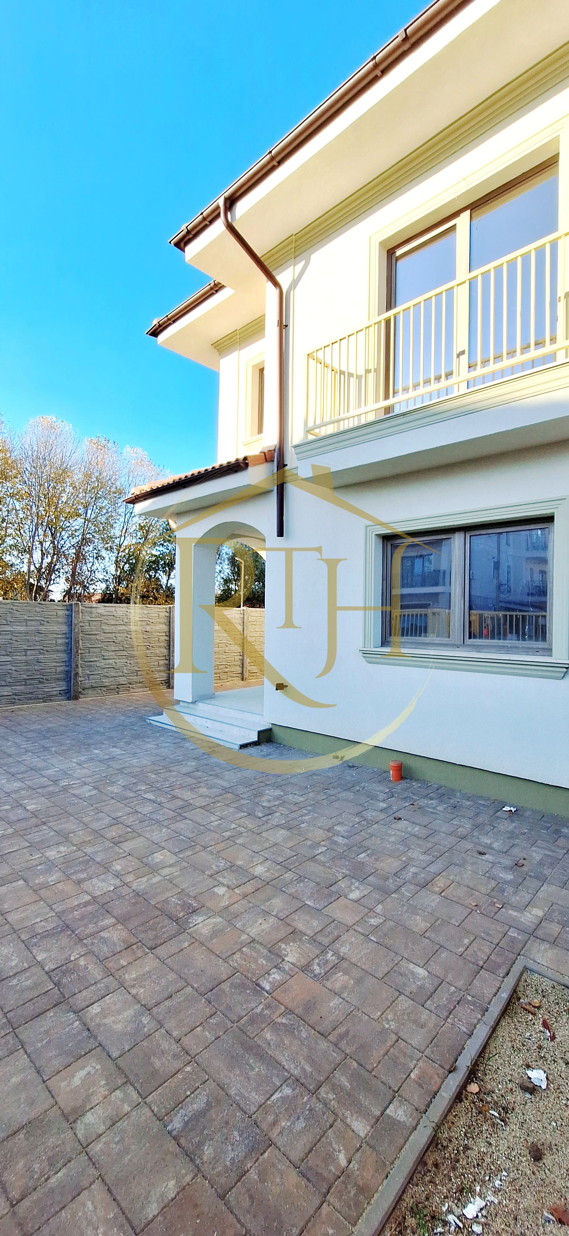 Oferim spre vanzare casa-duplex cu 4 camere si 3 bai situata in Giroc — fotografia 3