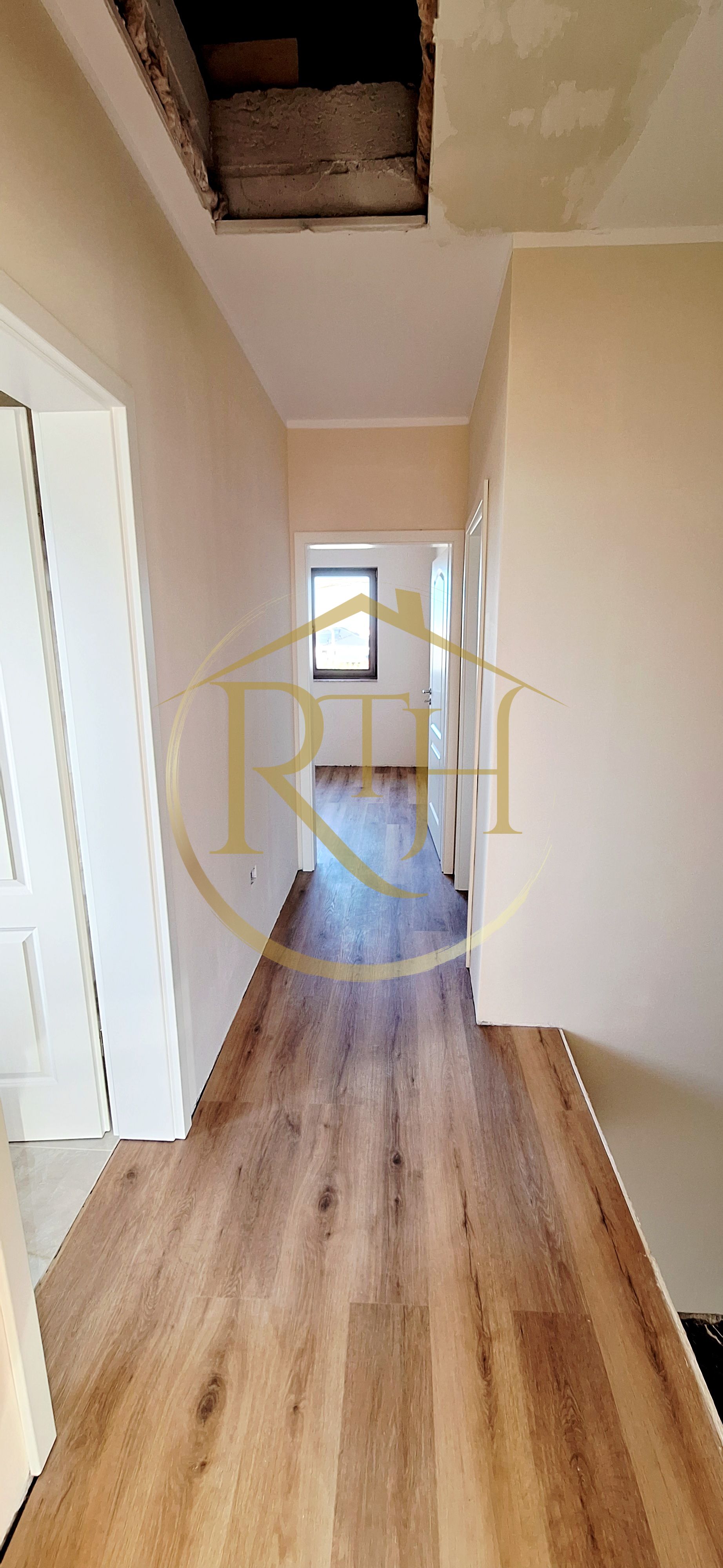 Oferim spre vanzare casa-duplex cu 4 camere si 3 bai situata in Giroc — fotografia 9
