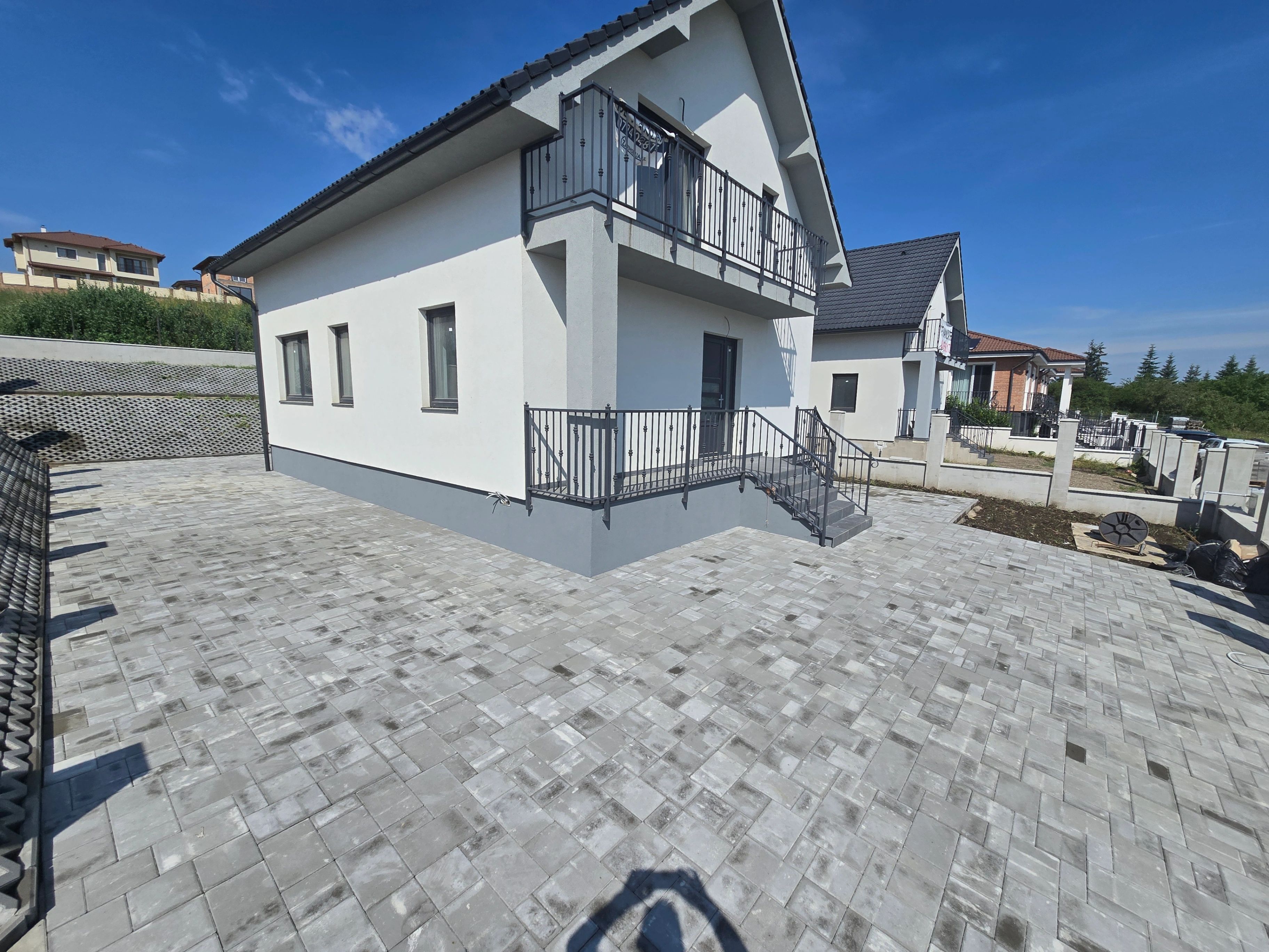 Casa 4 camere la cheie,2bai,120 mp,501 mp teren,zona Corunca