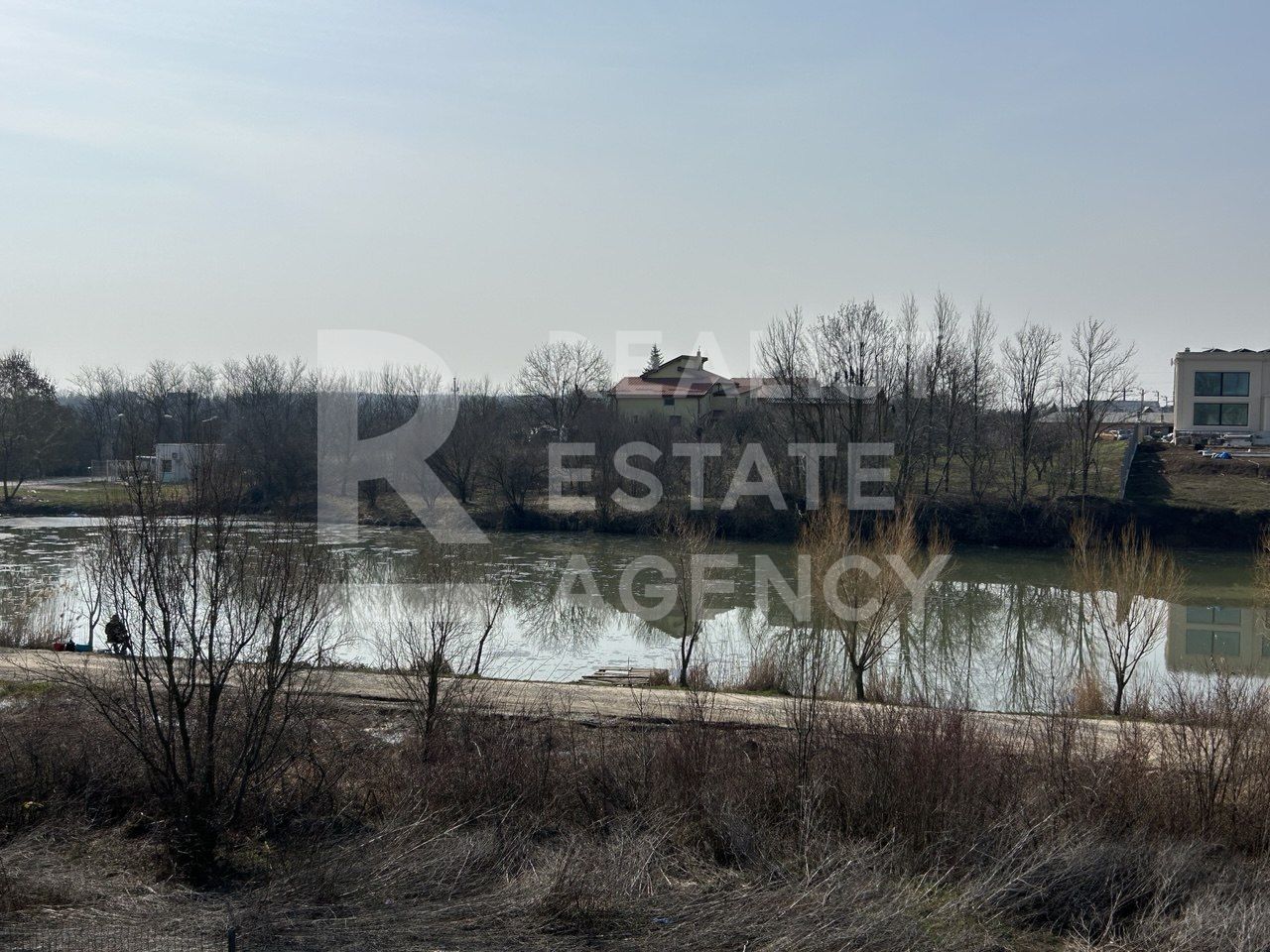 Casă P+1, 315 m² utili | Teren 1.530 m² | Pe malul lacului Ostratu — fotografia 7