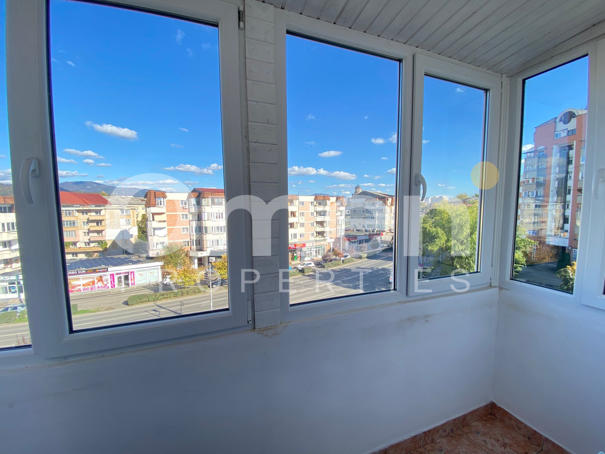 Apartament spatios cu 4 camere decoamndat, zona Republicii — fotografia 17