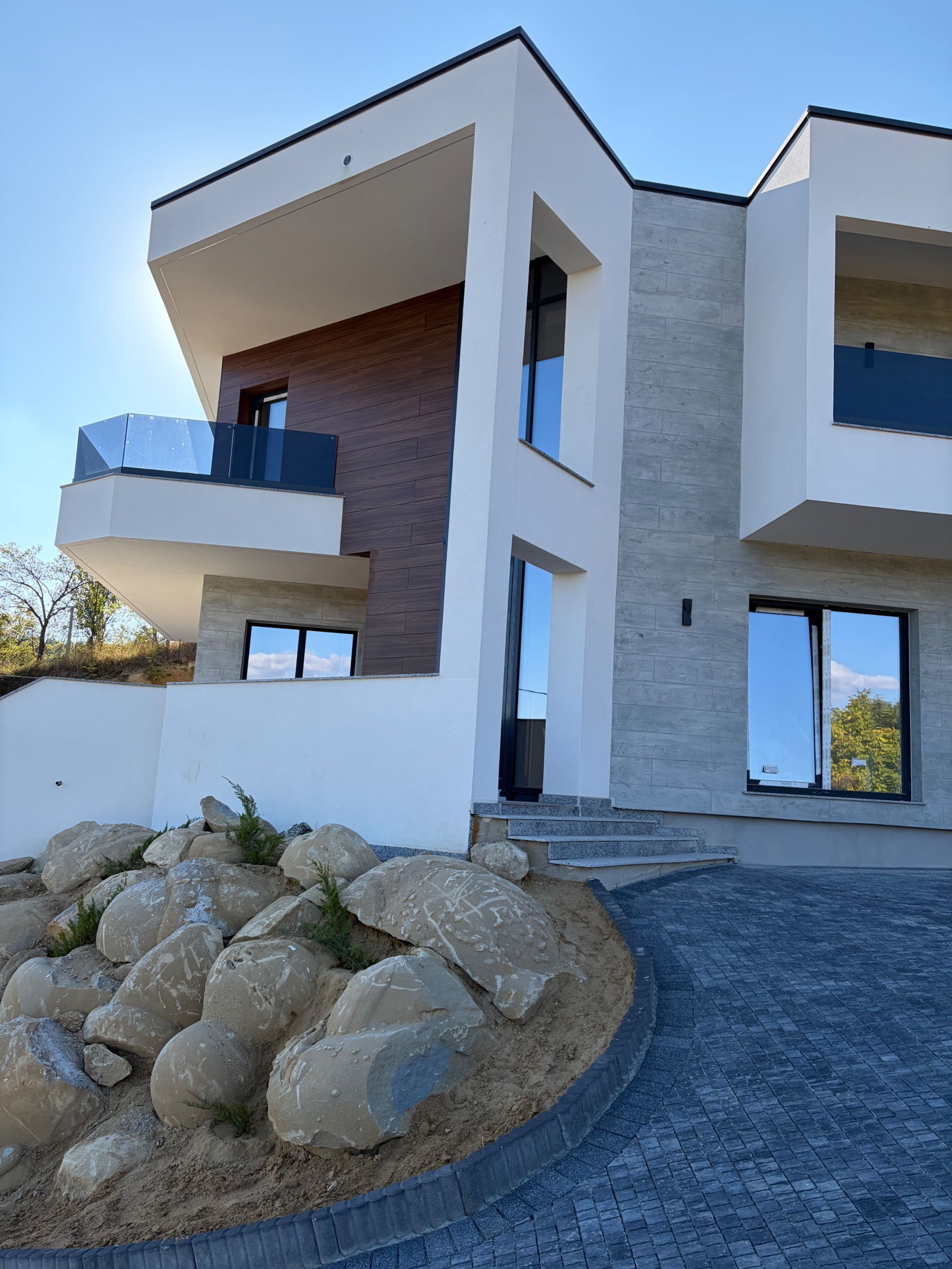 Casa individuala 4 camere, 3 bai, S+P+ET, garaj, terasa