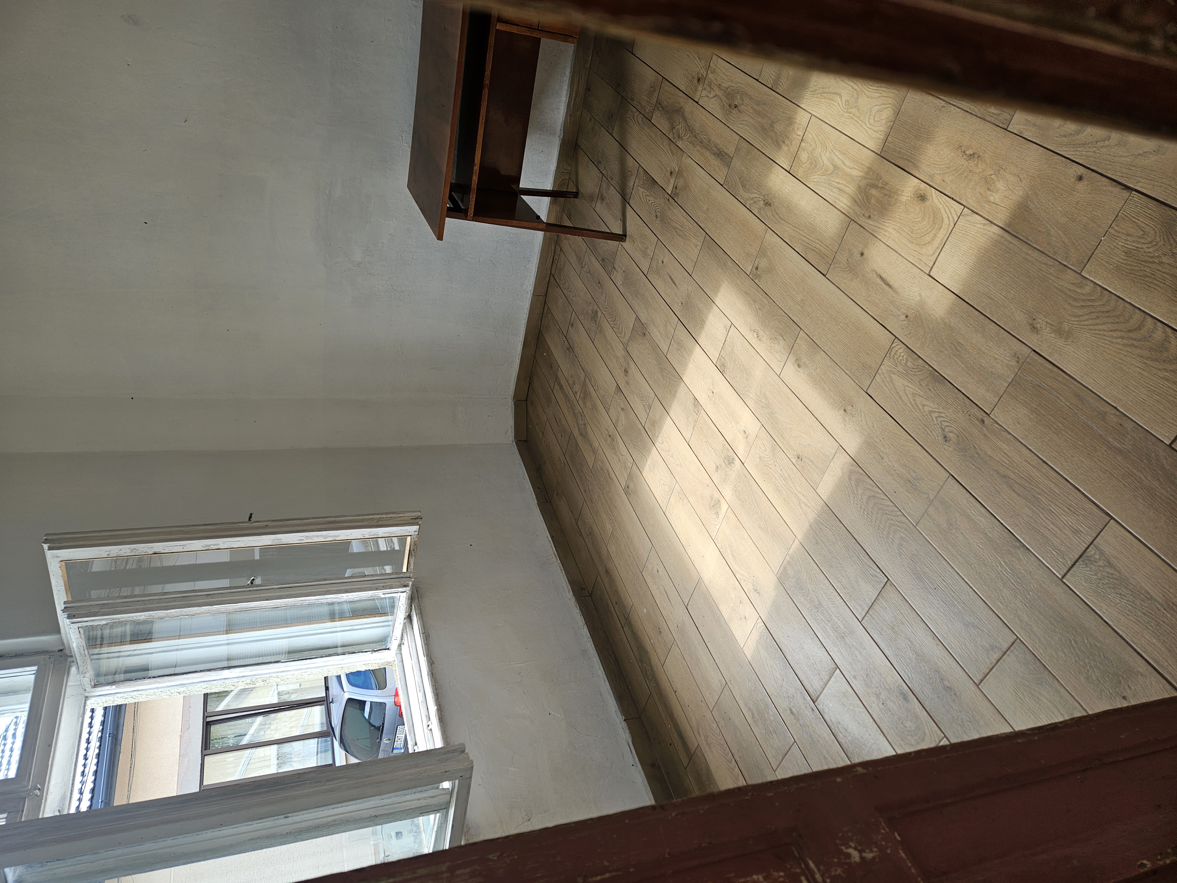 De vanzare ultracentral, casa curte comuna pe front,cu 5 camere,demisol +parter,bun pentru investitii.