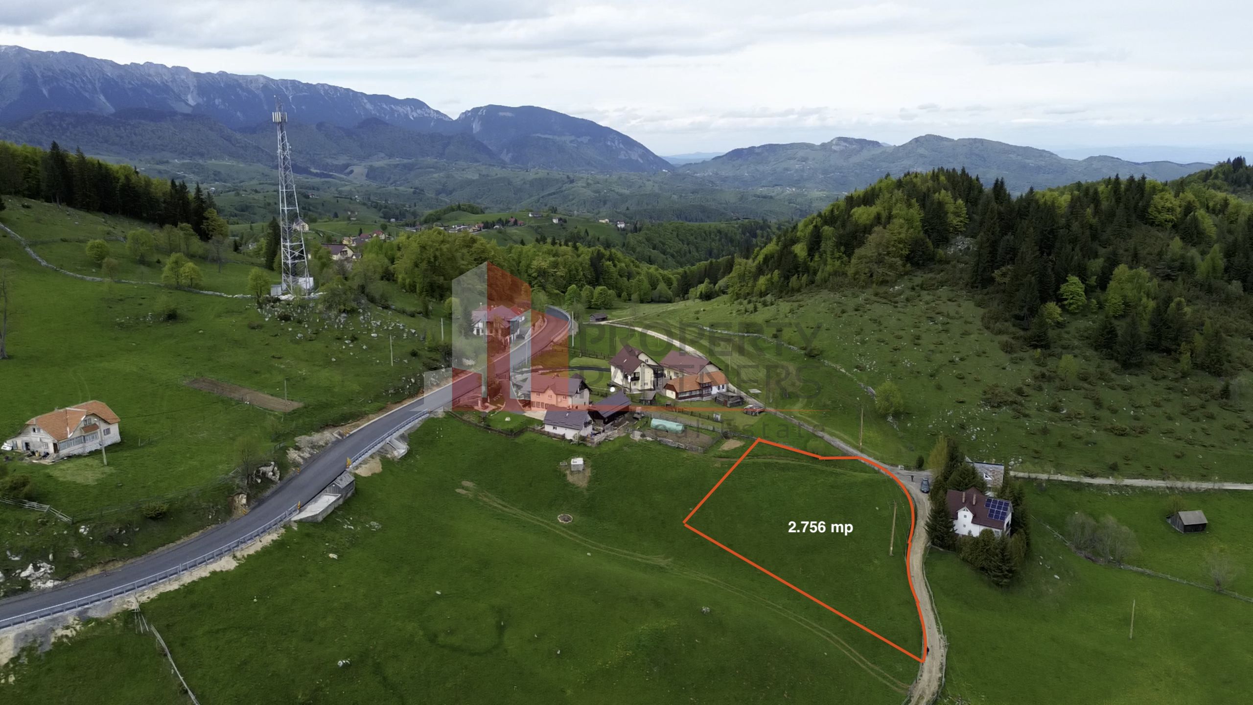 Teren Fundata cu vedere la muntii Bucegi — fotografia 3