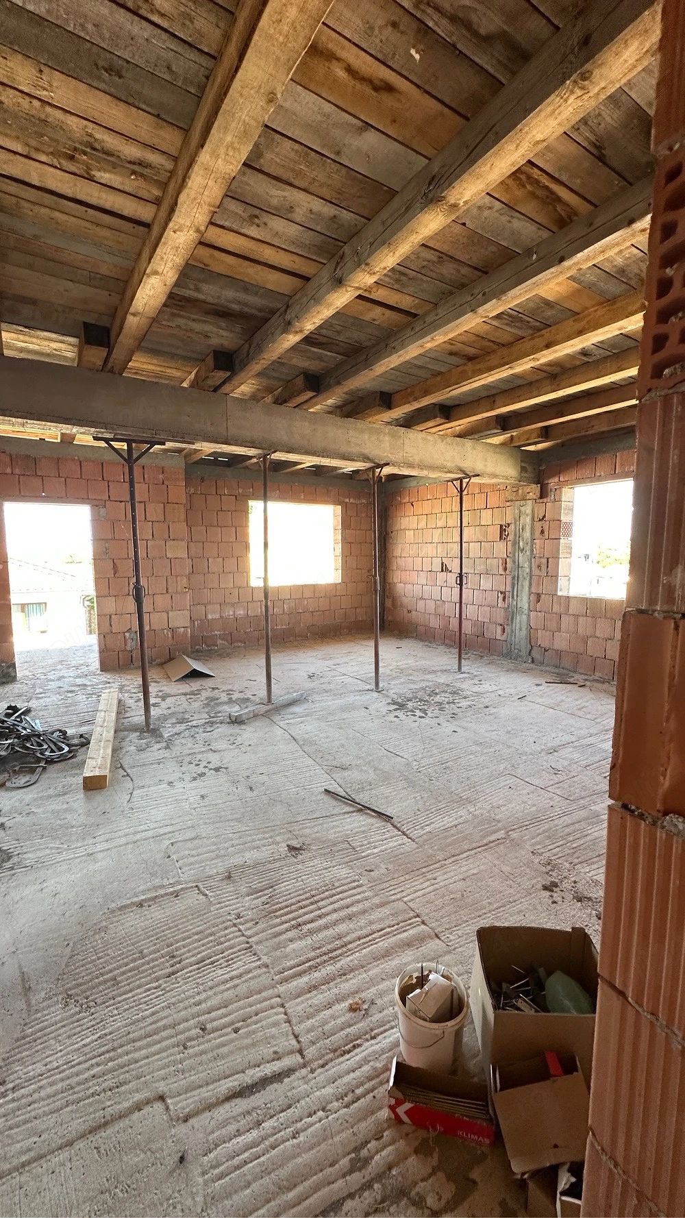 BRASADAS vinde casă la roșu în construcție in Vetis. — fotografia 2