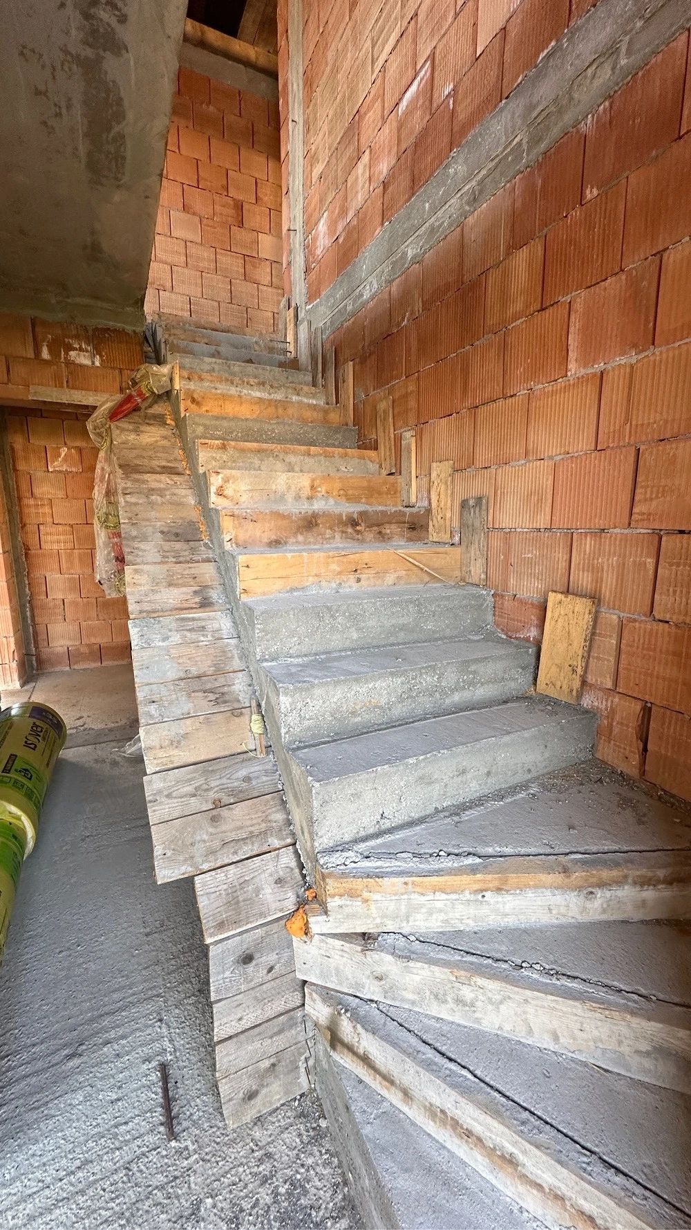 BRASADAS vinde casă la roșu în construcție in Vetis. — fotografia 3