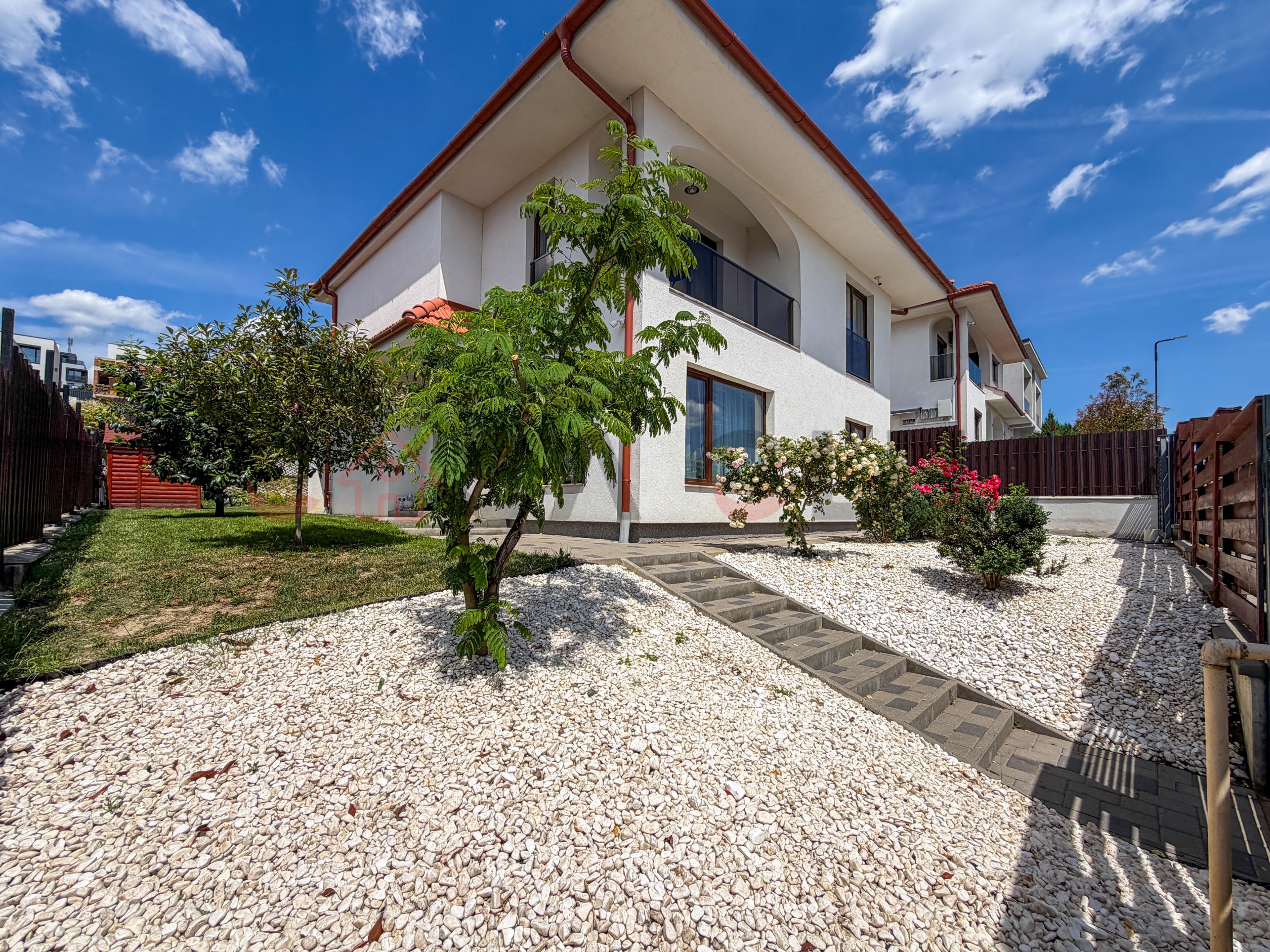 Casă individuală | 4 camere | 3 băi | Teren 565 mp