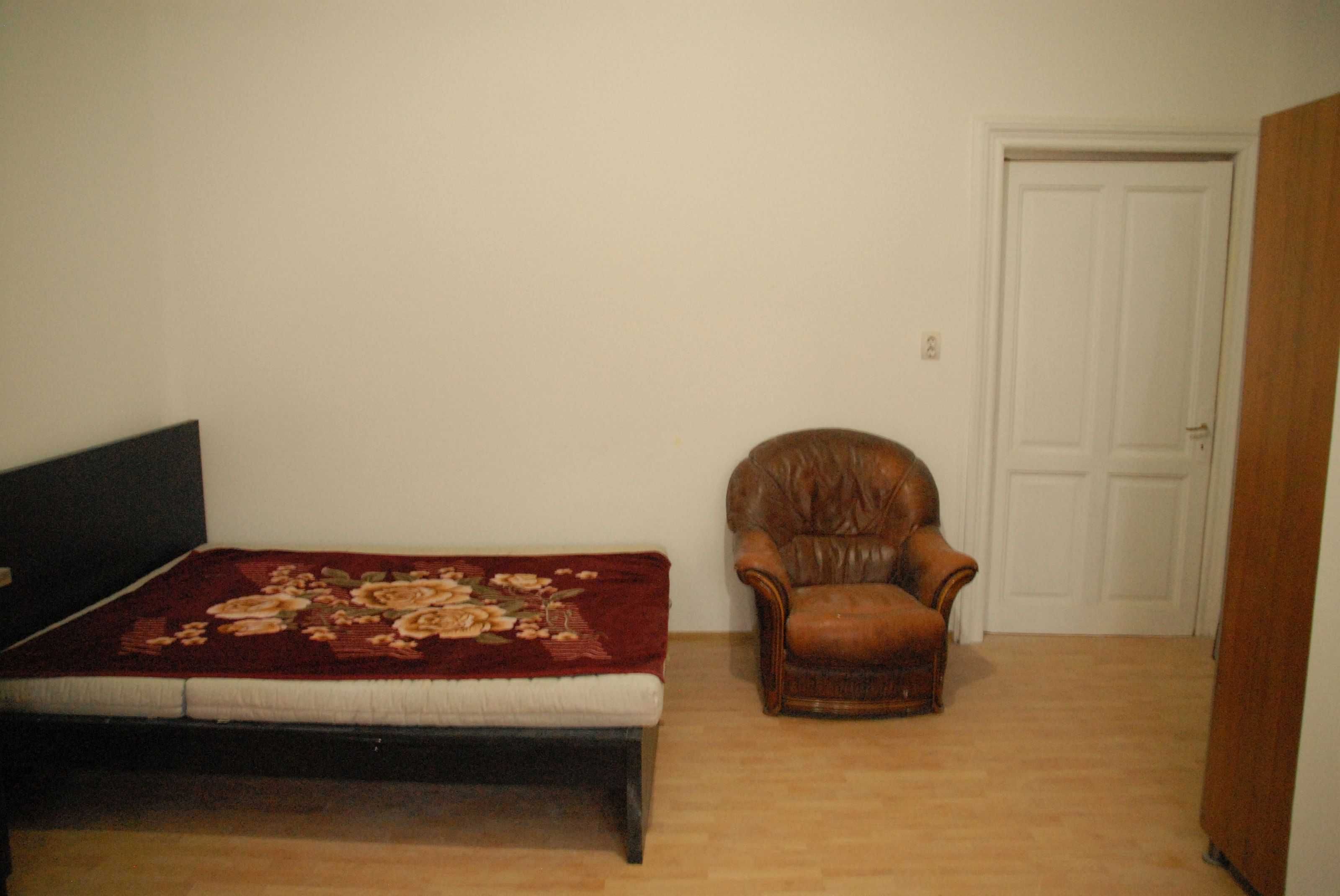 Vand 3 apartamente intr-o vila cu 1 etaj — fotografia 4