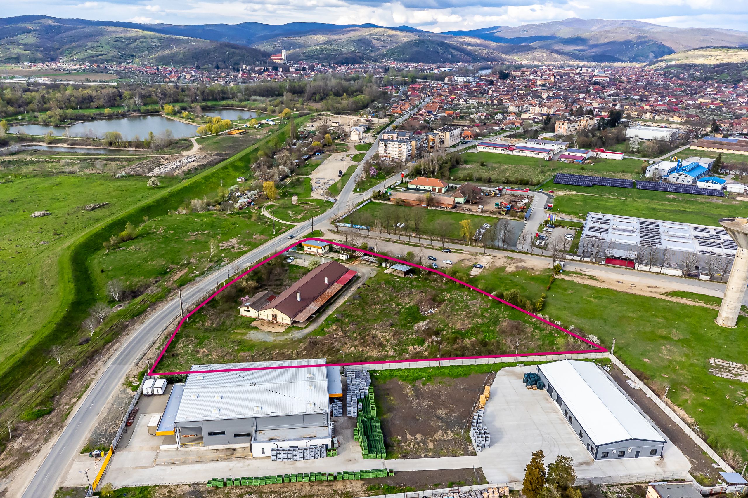 Hala industrială cu teren 10.495 mp – potențial supermarket, Lipova