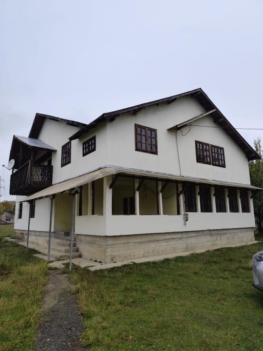 VIla Teisani si 11250 mp teren