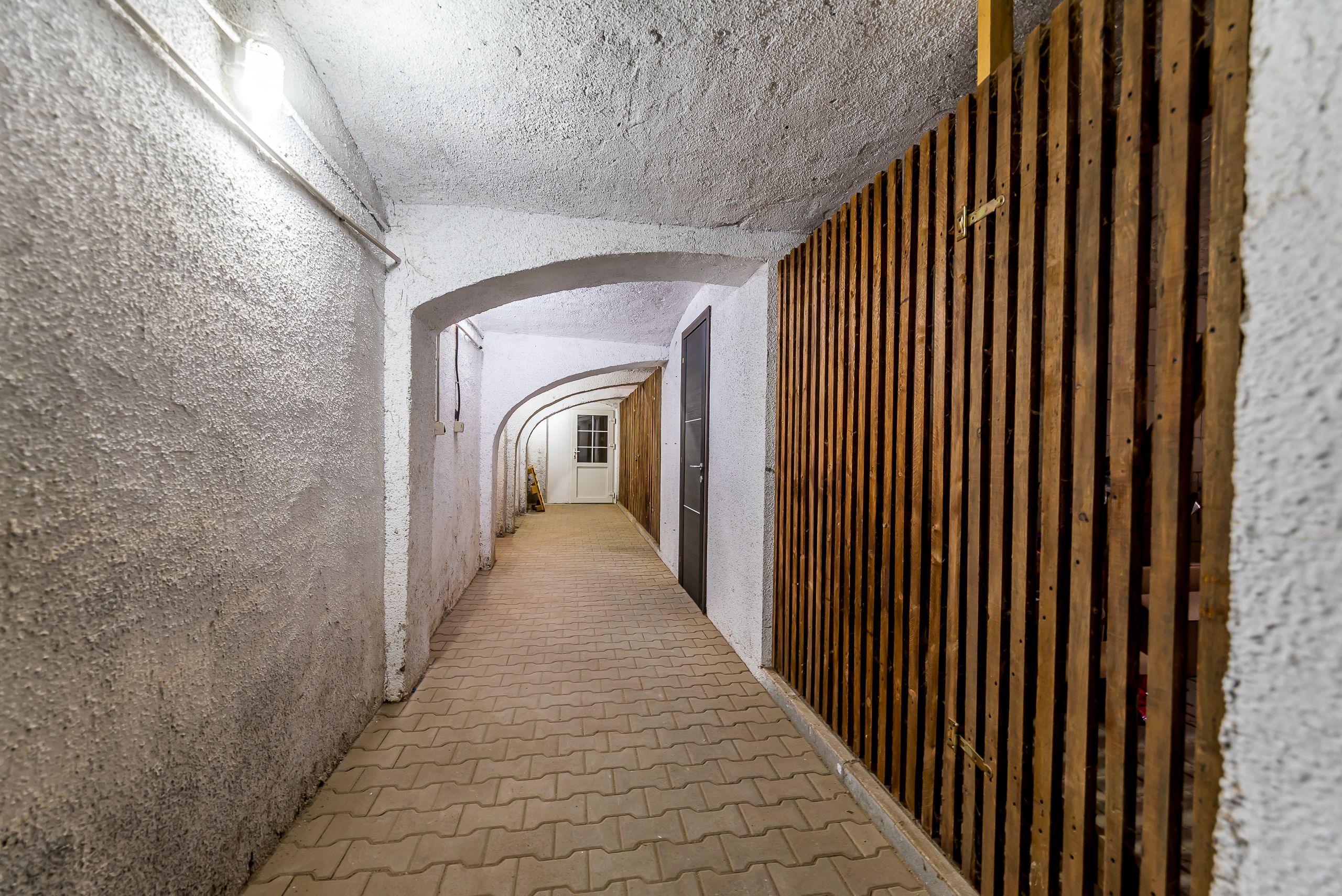 Apartament cu 4 camere si terasa si curte proprie, langa primarie — fotografia 13