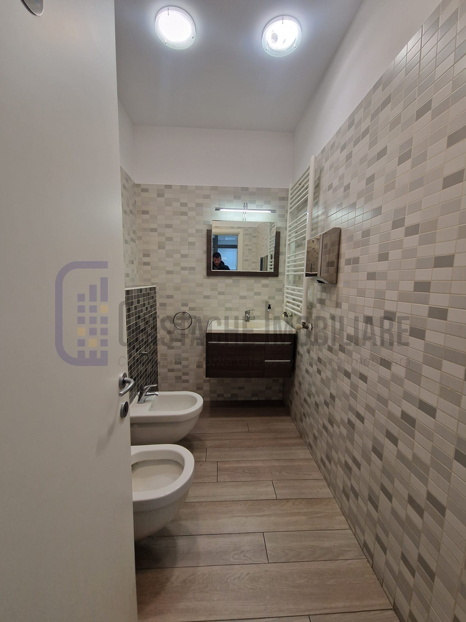 Birou, 100 mp, 3 camere, centrala proprie, Biharia Office Building — fotografia 4