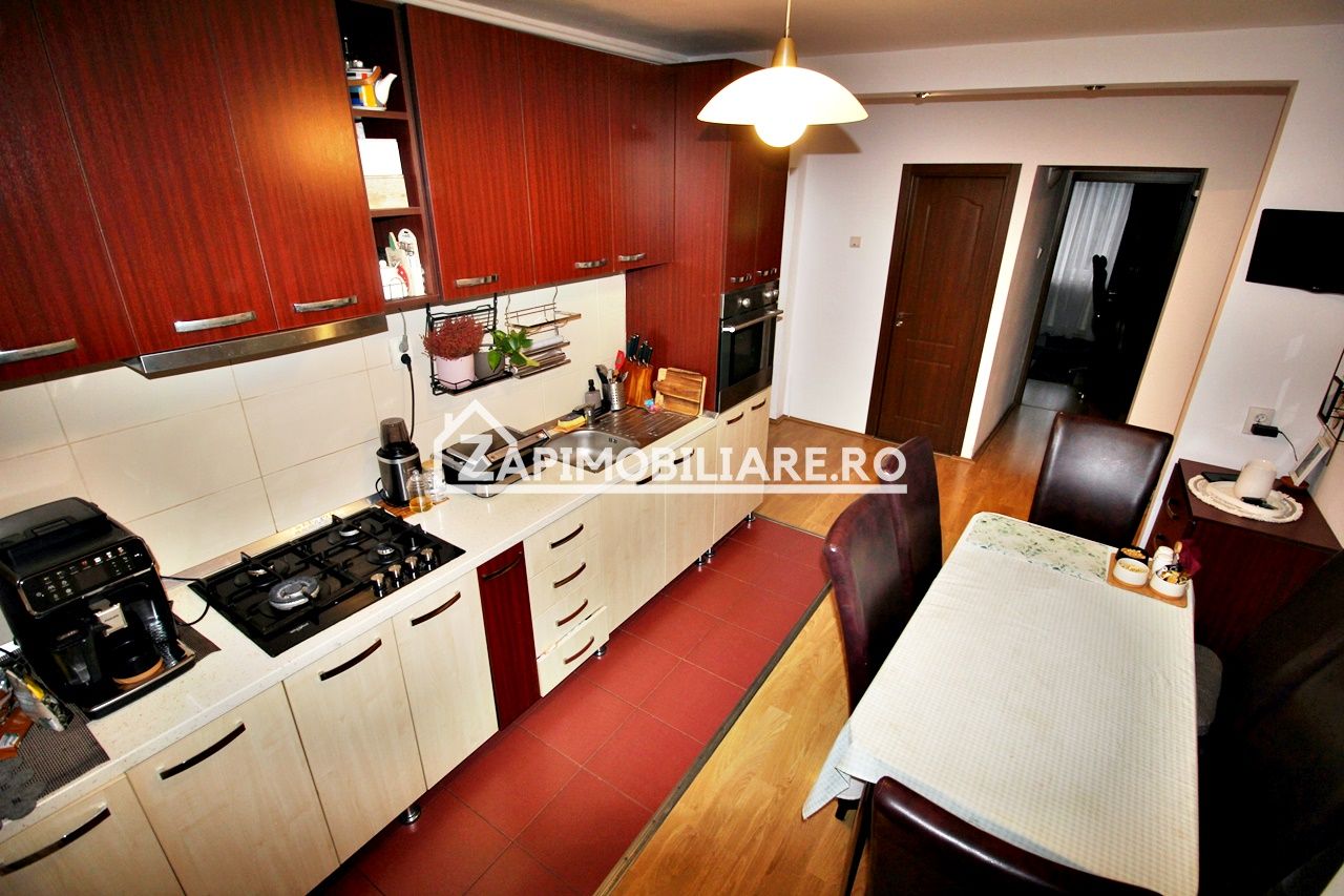 Apartament 3 camere,2 bai,pivnită,70mp,cartier Tudor,mobilat — fotografia 4