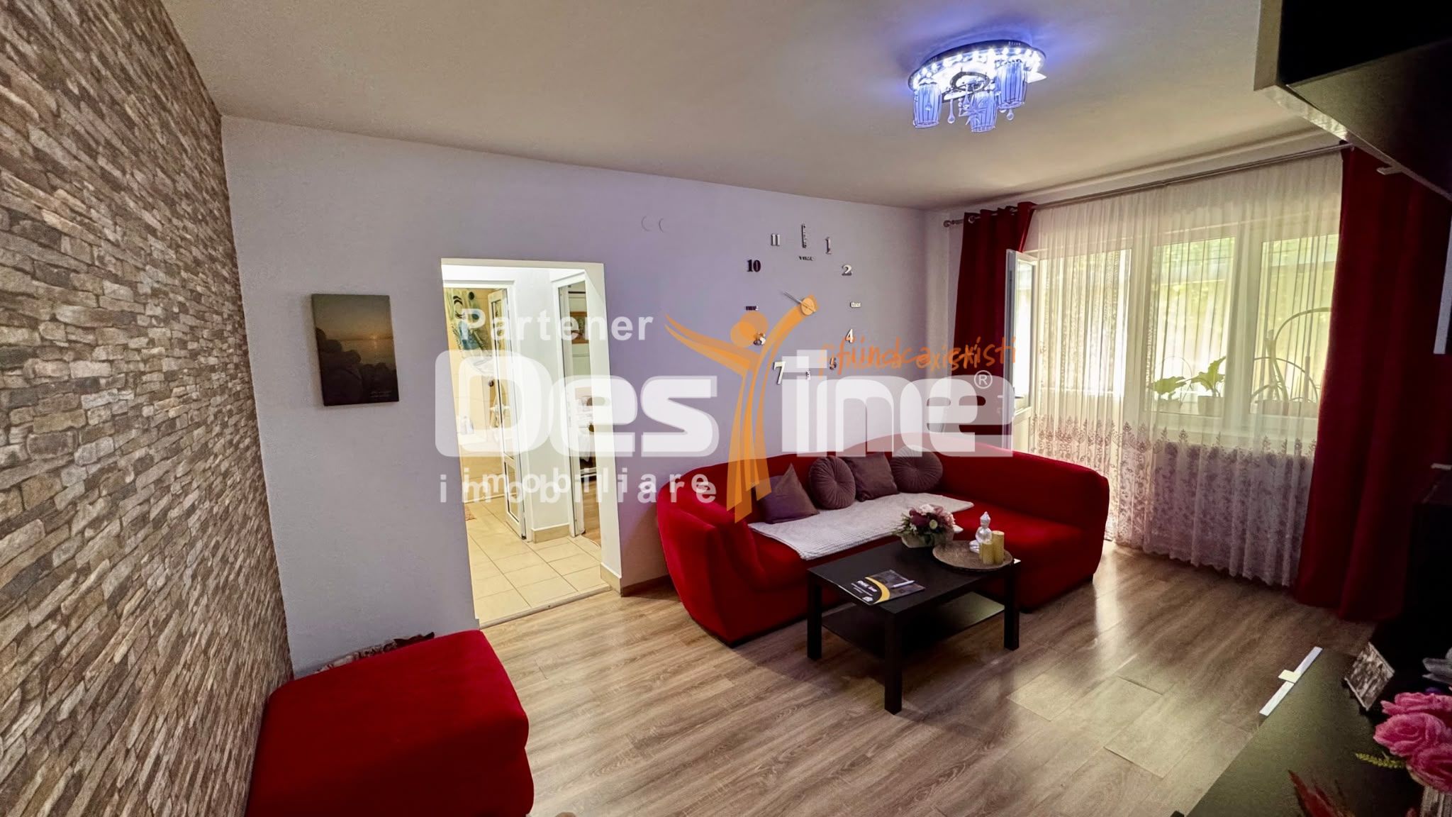 Apartament cu 3 camere, semidecomandat - aproape de centru