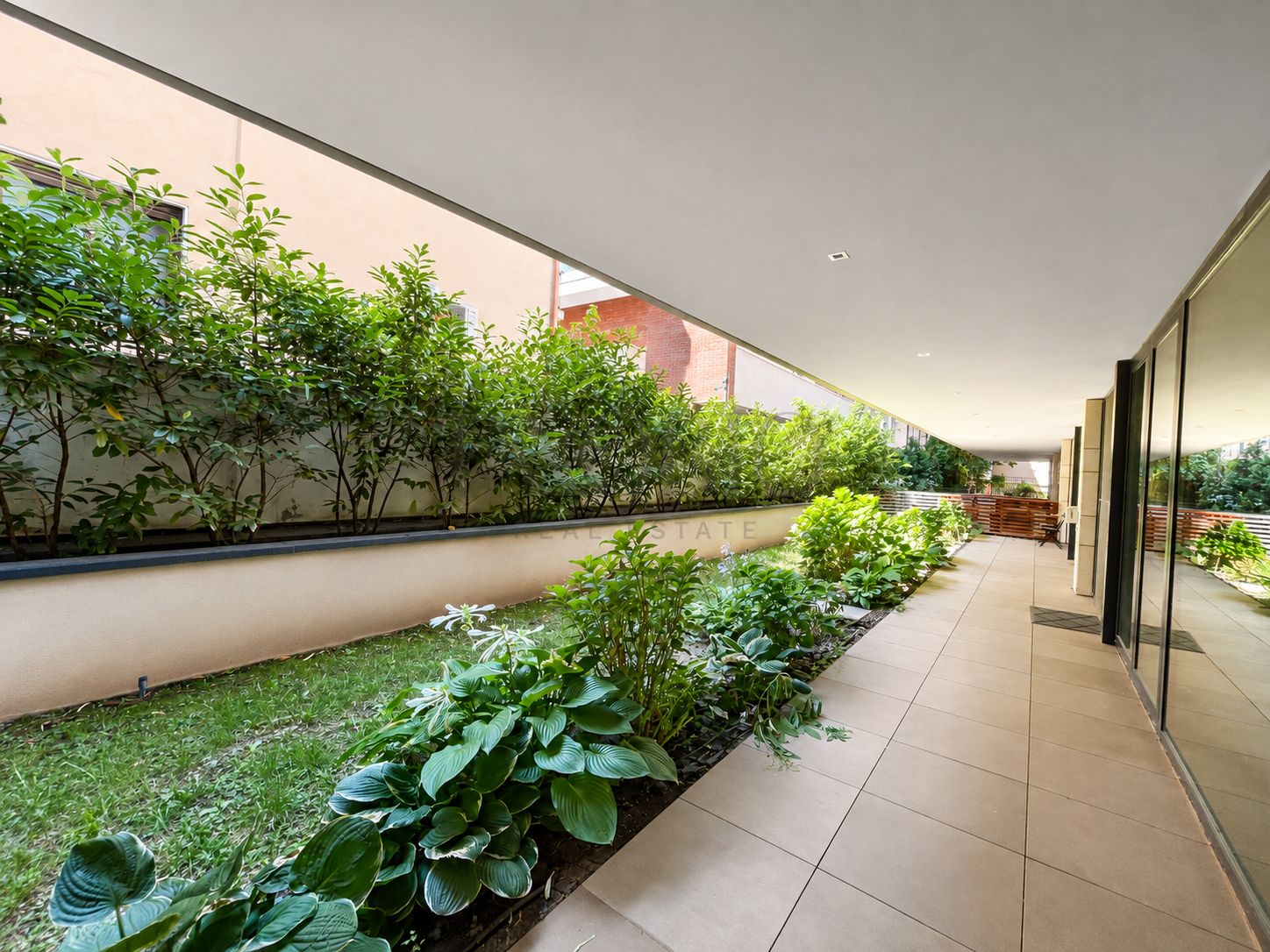 Apartament 4 camere cu curte generoasă