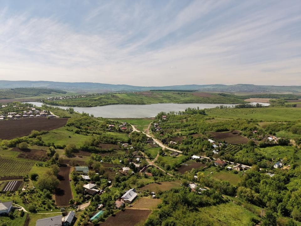 Teren compact intravilan 8000 mp vedere spre Lac, utilități