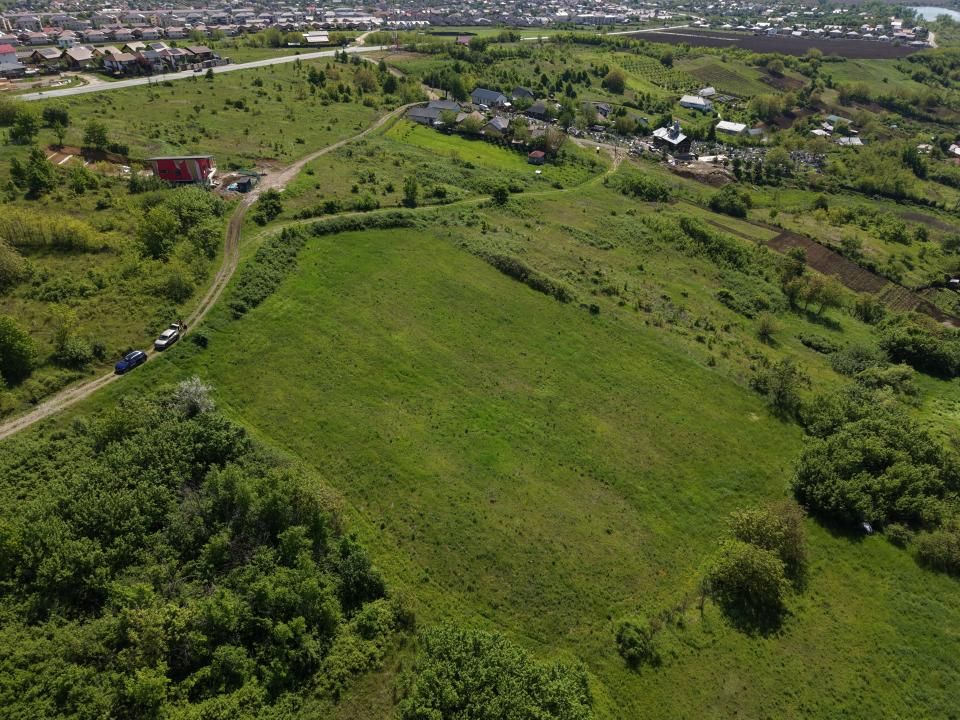 Teren compact intravilan 8000 mp vedere spre Lac, utilități — fotografia 5