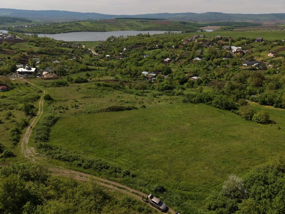 Teren compact intravilan 8000 mp vedere spre Lac, utilități — fotografia 7
