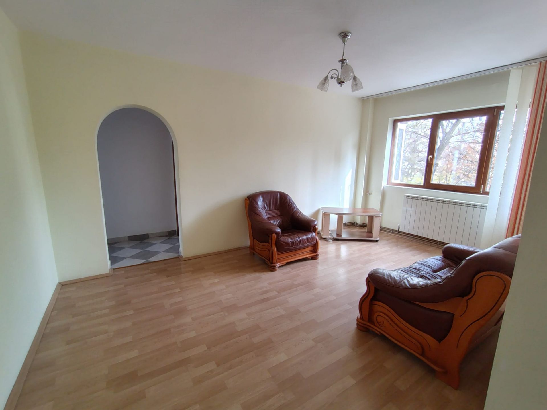 Apartament de vânzare, zona PODU ROȘ, 3 camere, semidecomandat, etaj 1 — fotografia 2