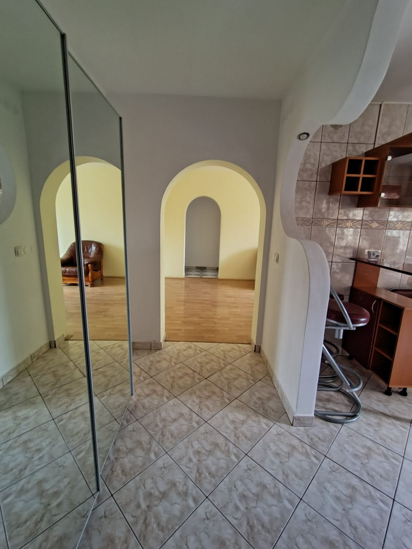 Apartament de vânzare, zona PODU ROȘ, 3 camere, semidecomandat, etaj 1 — fotografia 9