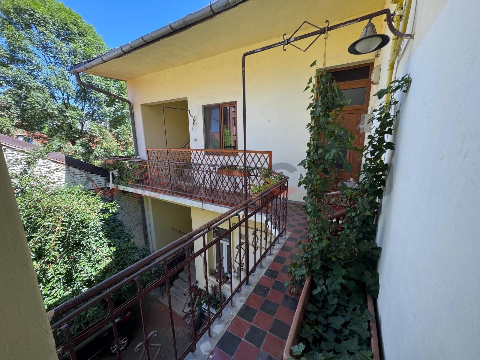 Apartament în vilă, zonă centrală, parcare — fotografia 17