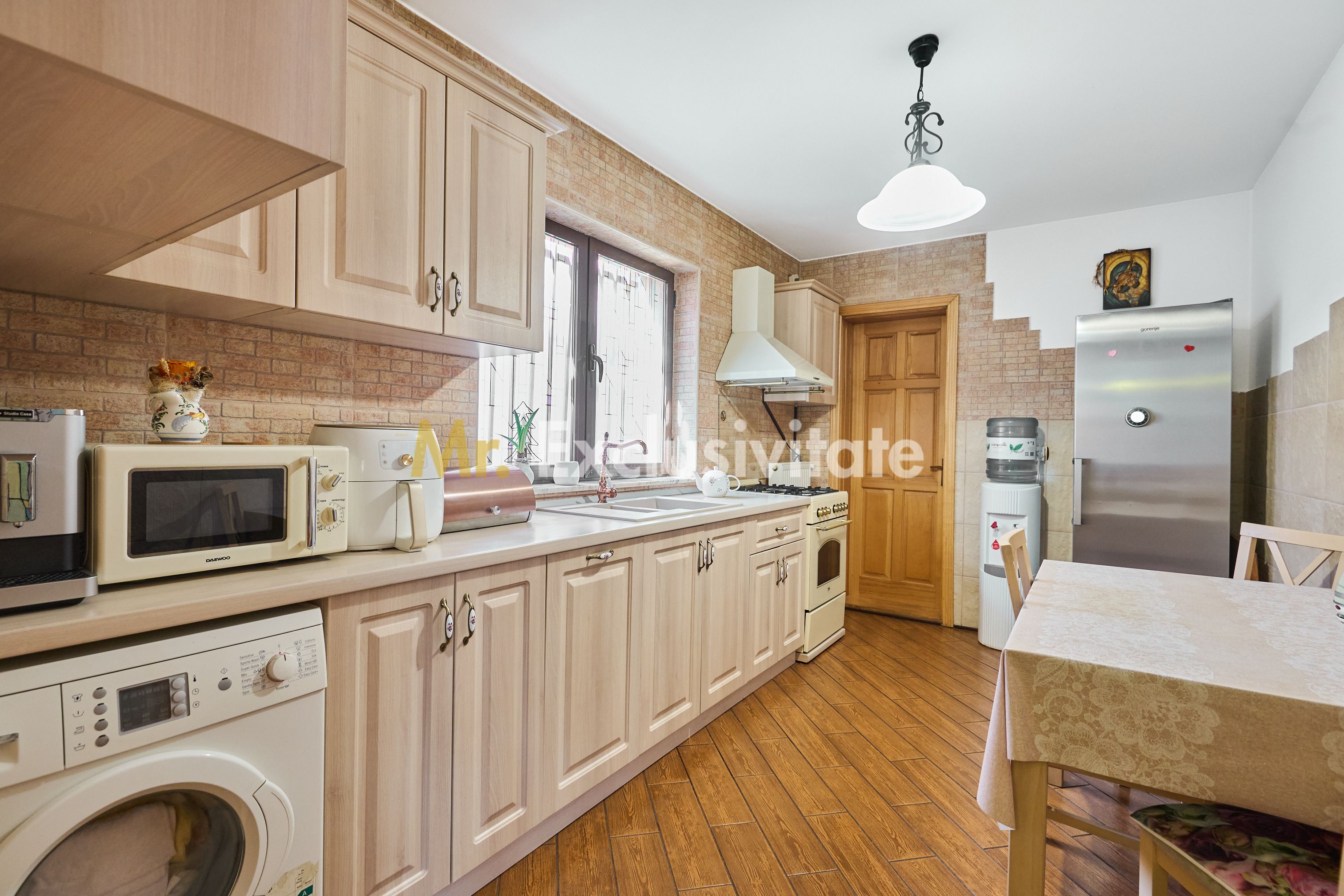 Casa + 305 mp teren curte proprie in zona rezidentiala Gavana — fotografia 6