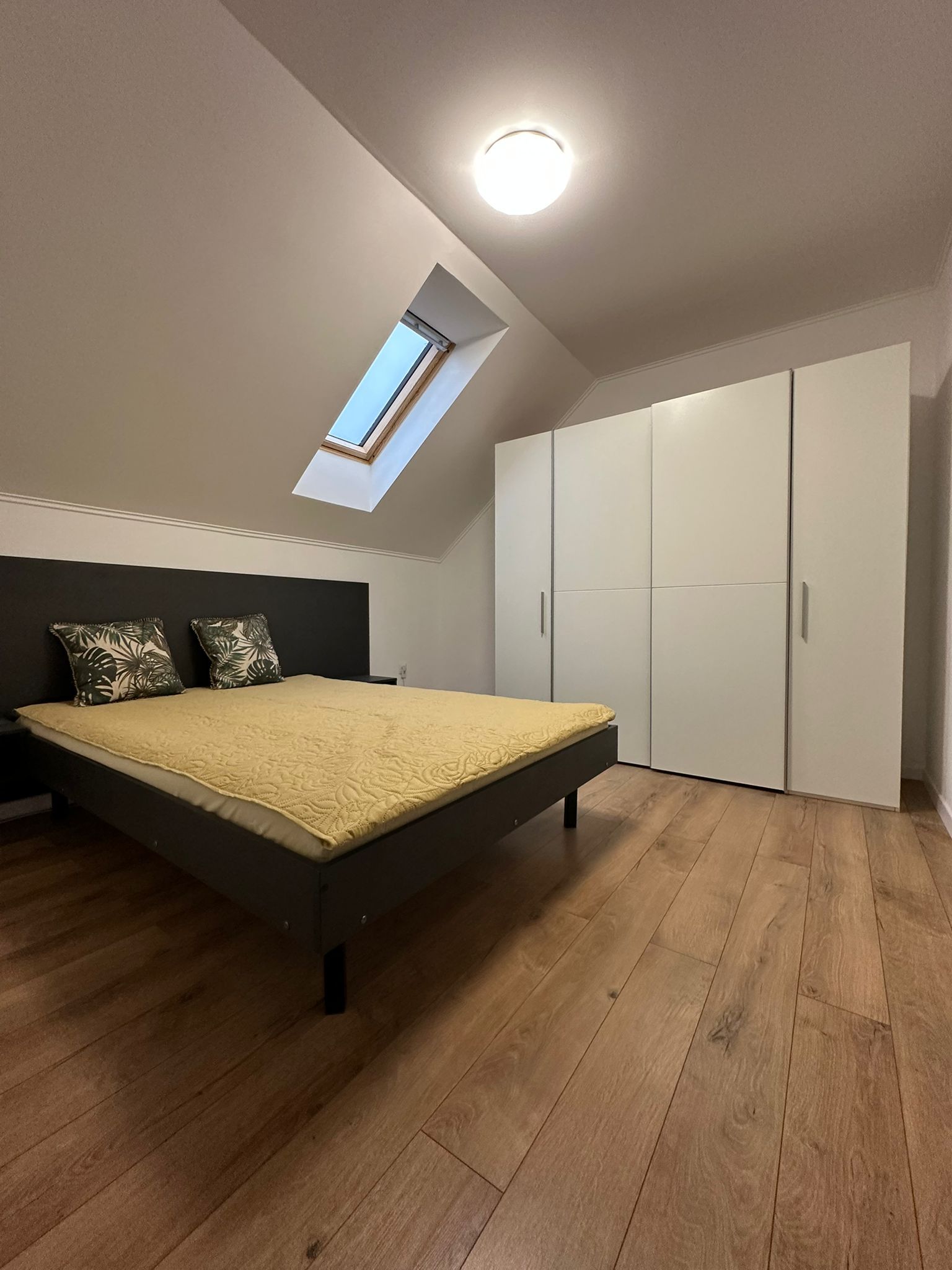 Apartament 4 camere,2băi,bloc NOU,1 parcare,zona 7 Noiembrie — fotografia 3