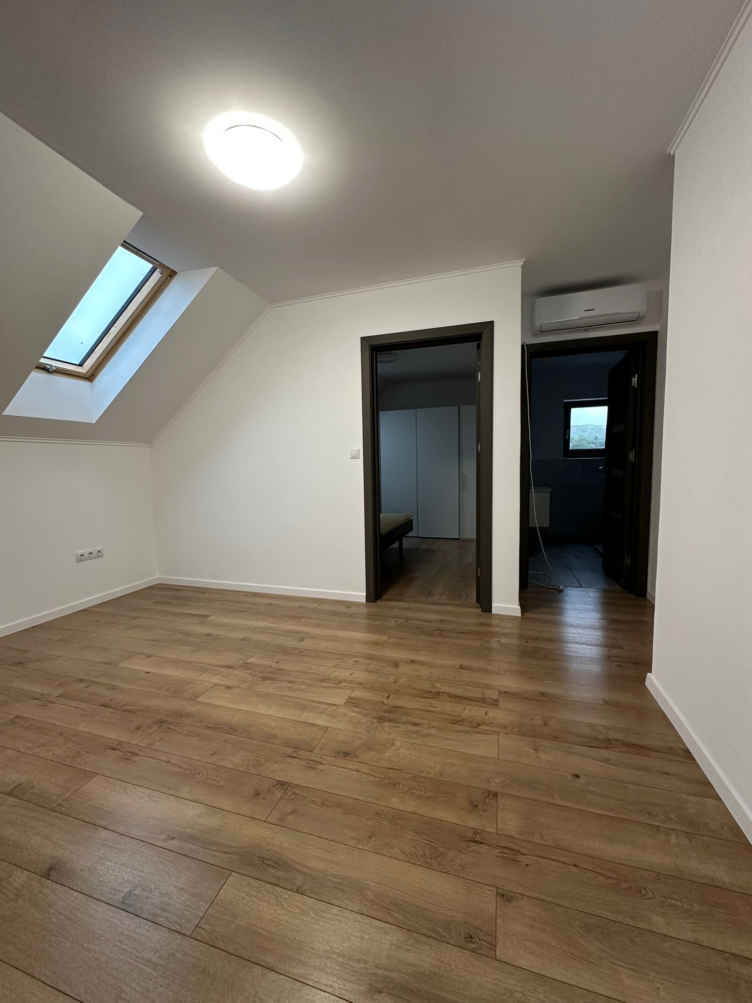 Apartament 4 camere,2băi,bloc NOU,1 parcare,zona 7 Noiembrie — fotografia 9