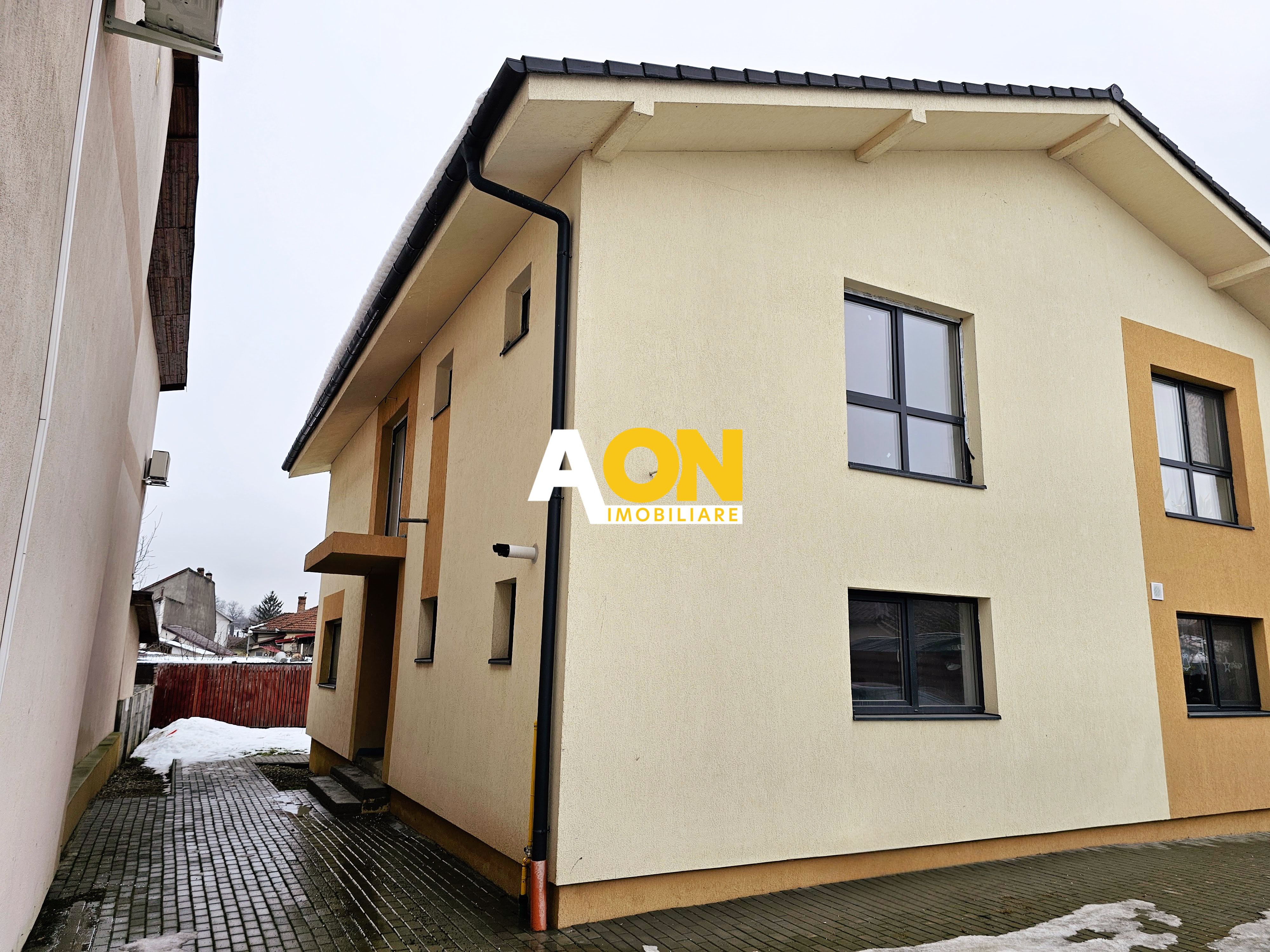 1/2 Duplex finisat 90%, 4 camere, 317 mp teren, zona Centru