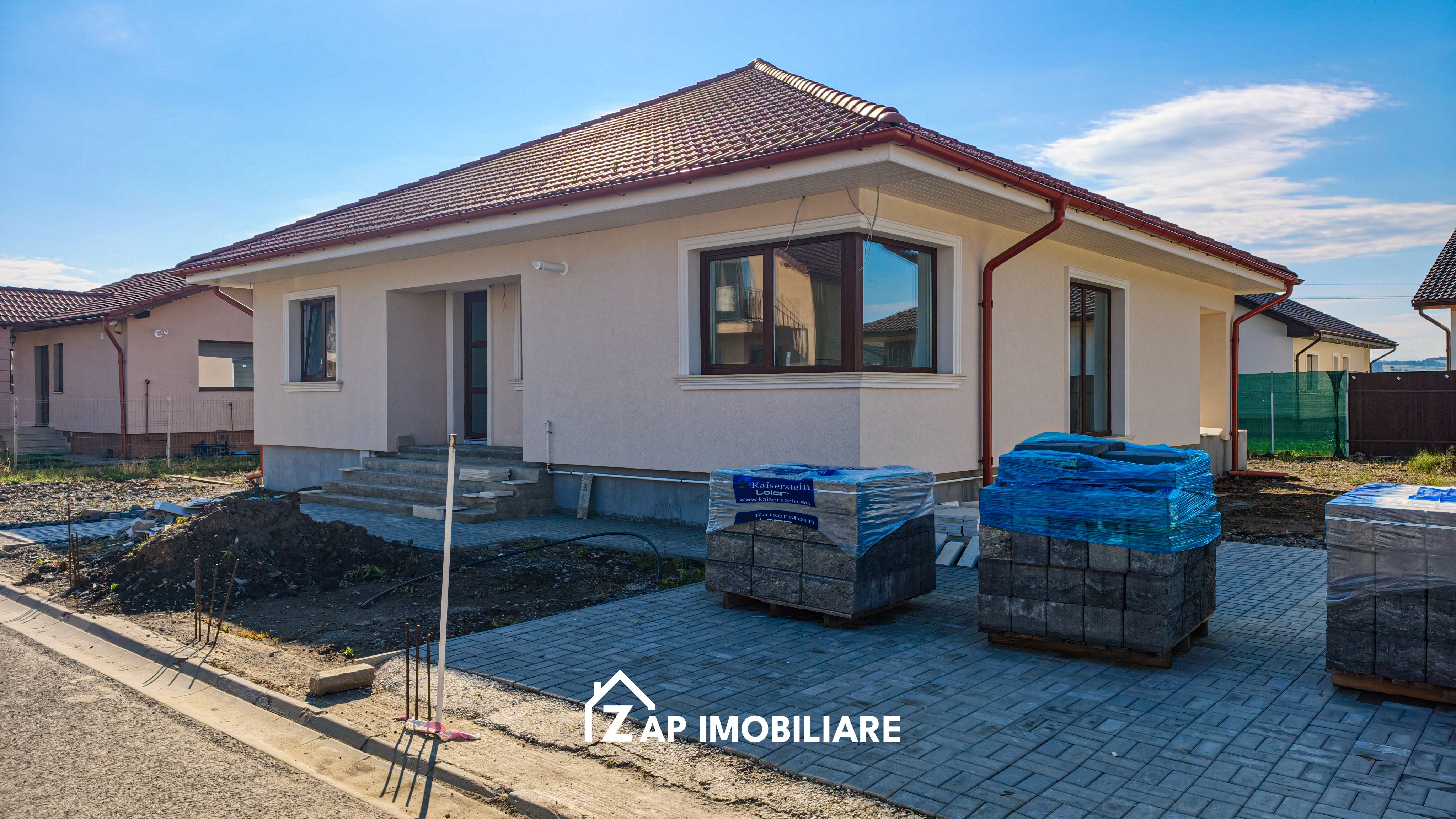 Casă modernă 1 nivel 4 camere  - 500 mp teren - gard inclus