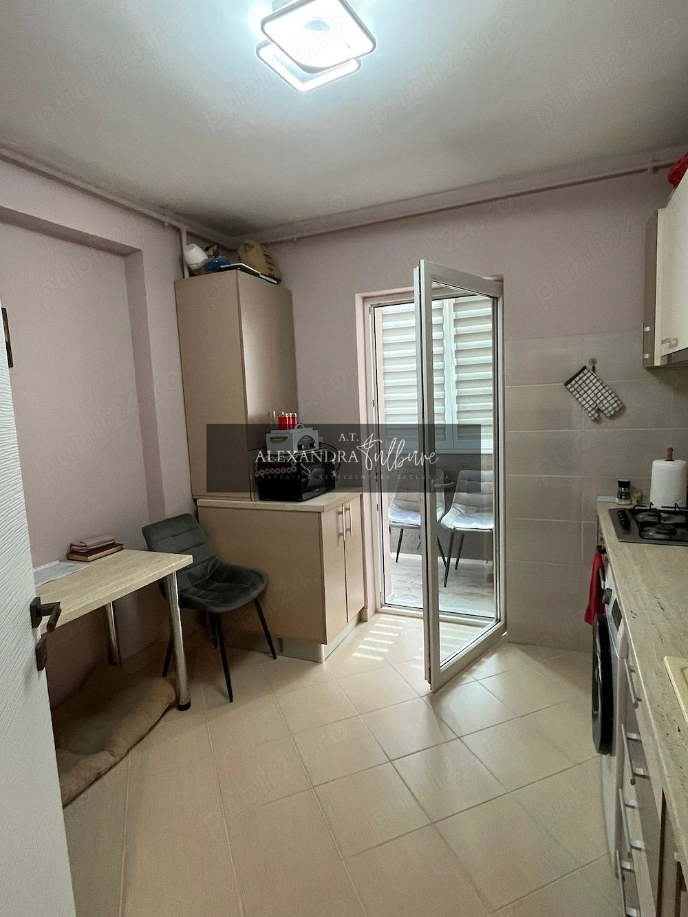 Apartament 2 camere decomandate, balcon, etaj intermediar, parcare — fotografia 4