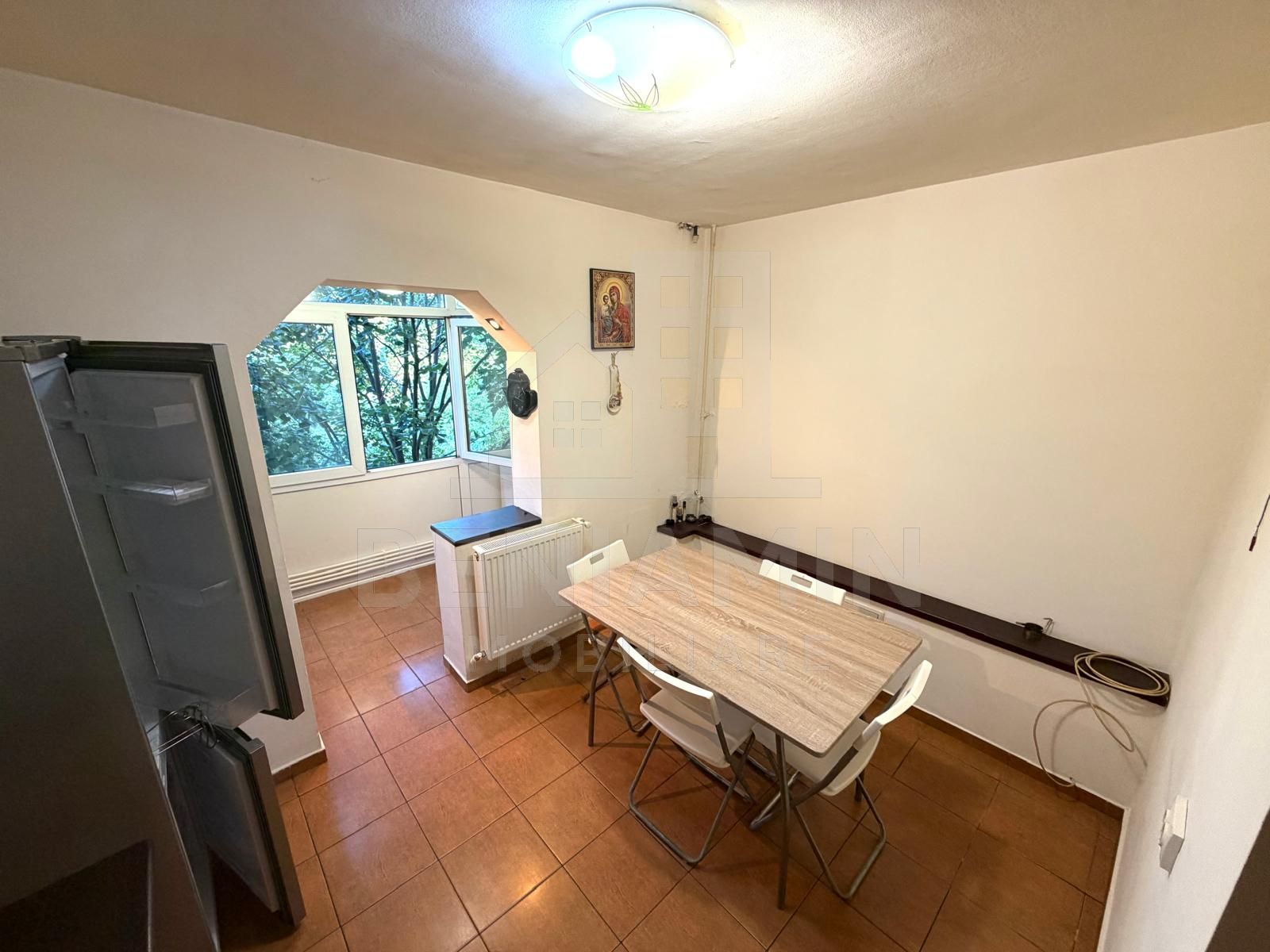 3 camere decomandat cu 2 bai Rovine etajul 3 centrala termica 72mp — fotografia 5