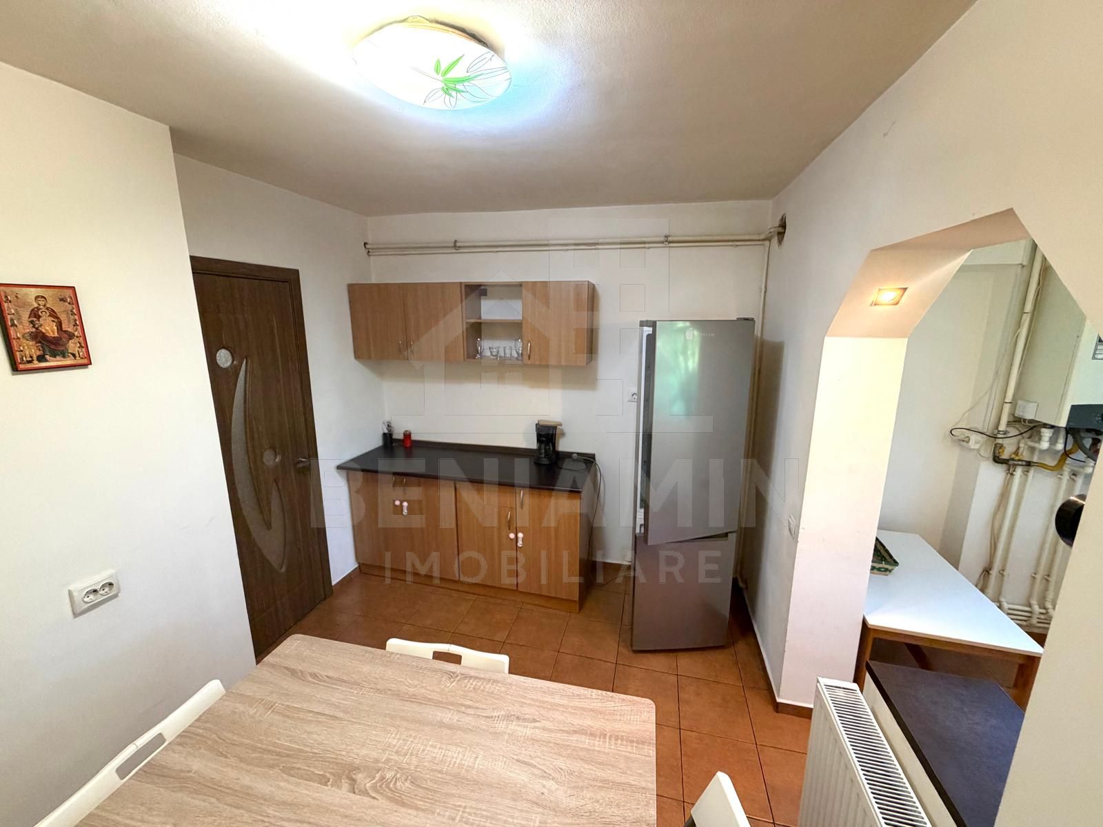 3 camere decomandat cu 2 bai Rovine etajul 3 centrala termica 72mp — fotografia 6