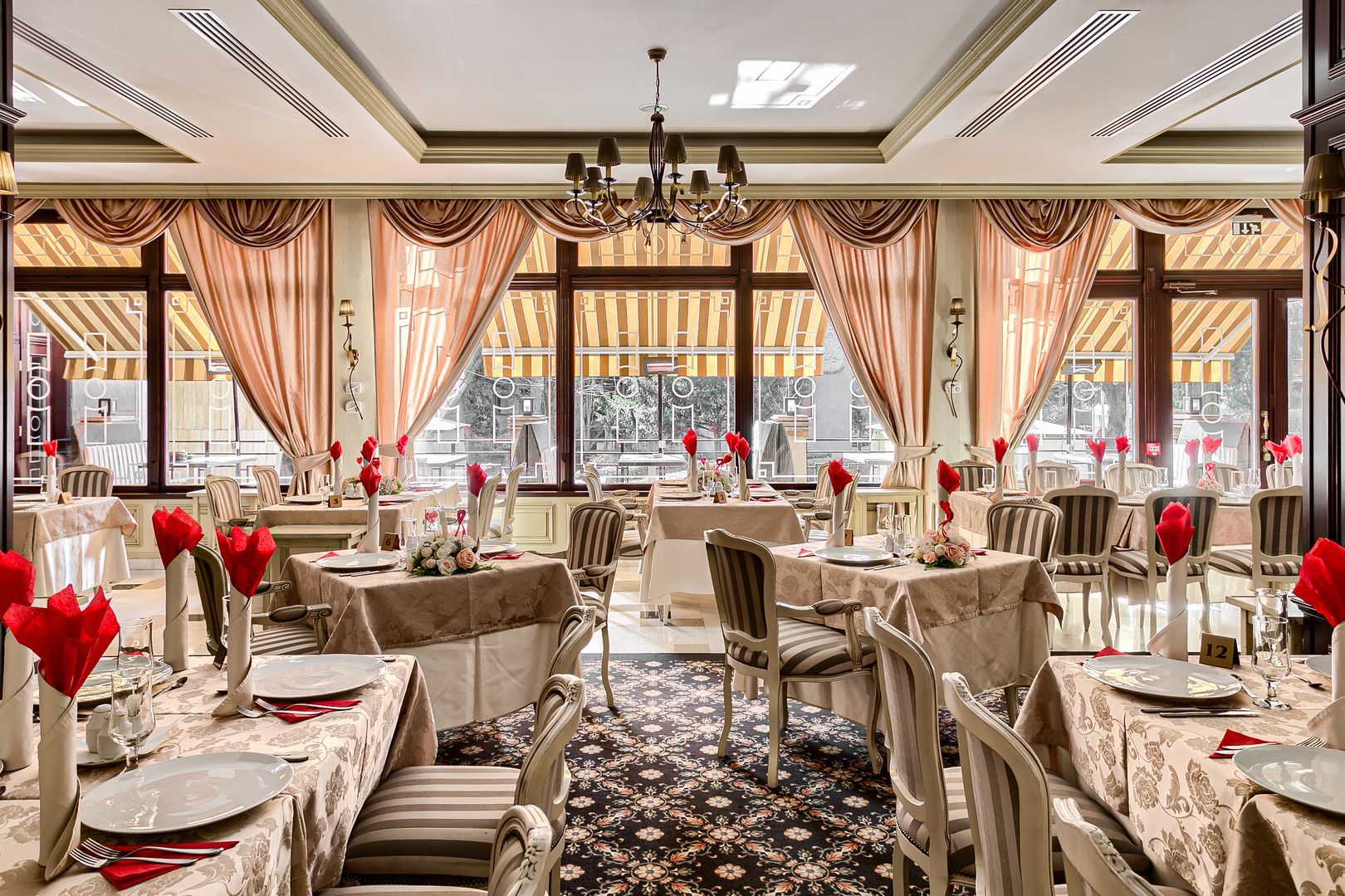 Oportunitate de investiție: Hotel Best Western de 4 stele Arad - Român — fotografia 2