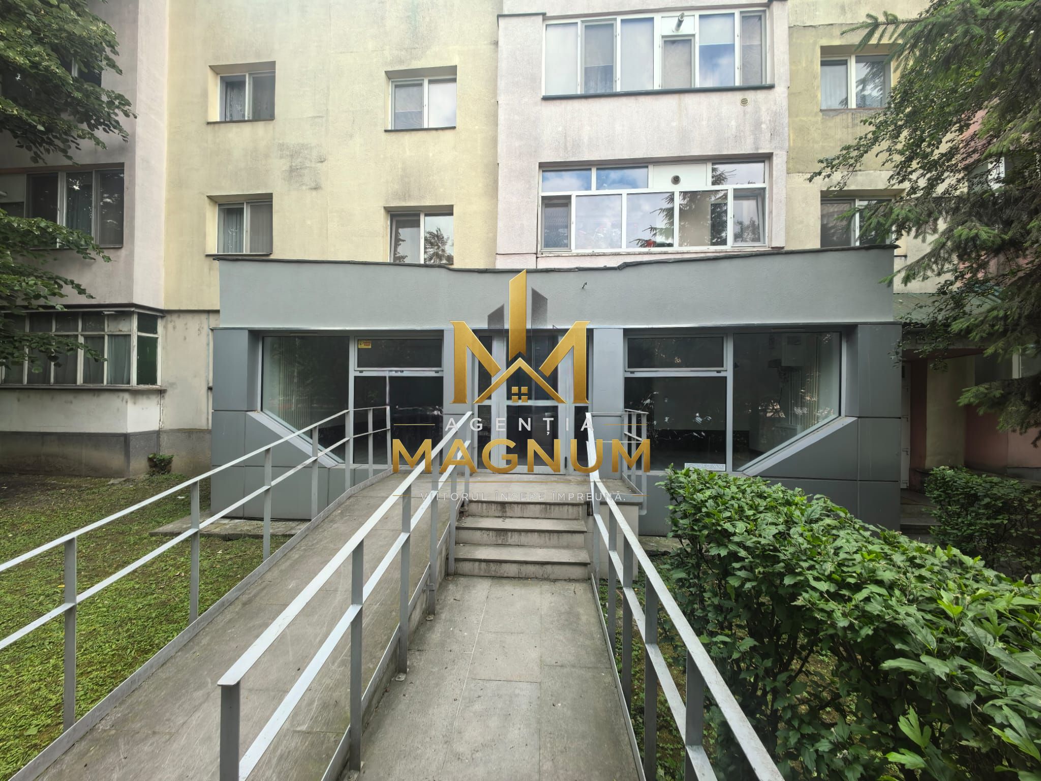 Spațiu comercial renovat, vitrină 10 m, bulevard principal, parter — fotografia 6