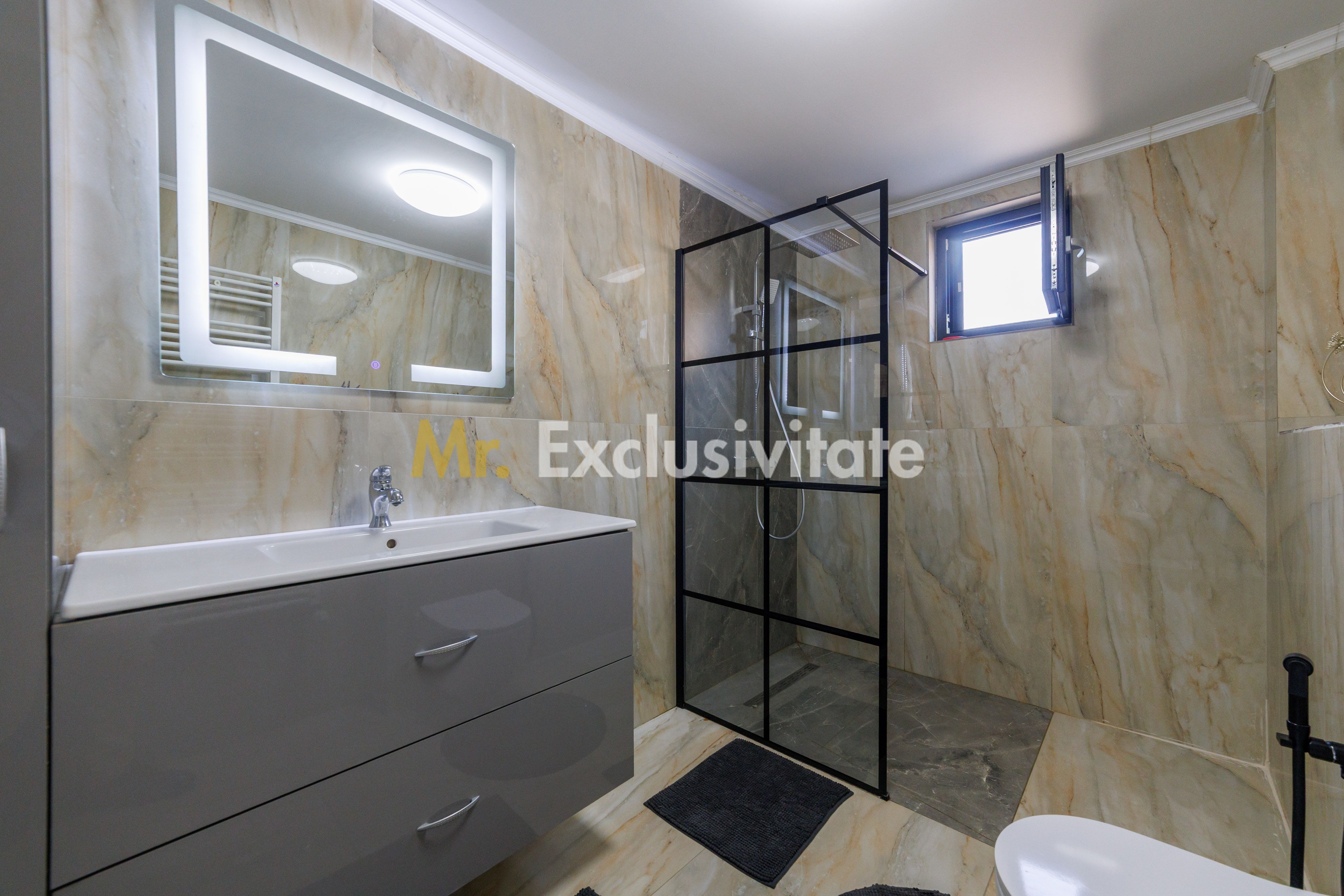 Proprietate cu 2 case si curte in Oarja, AG — fotografia 11