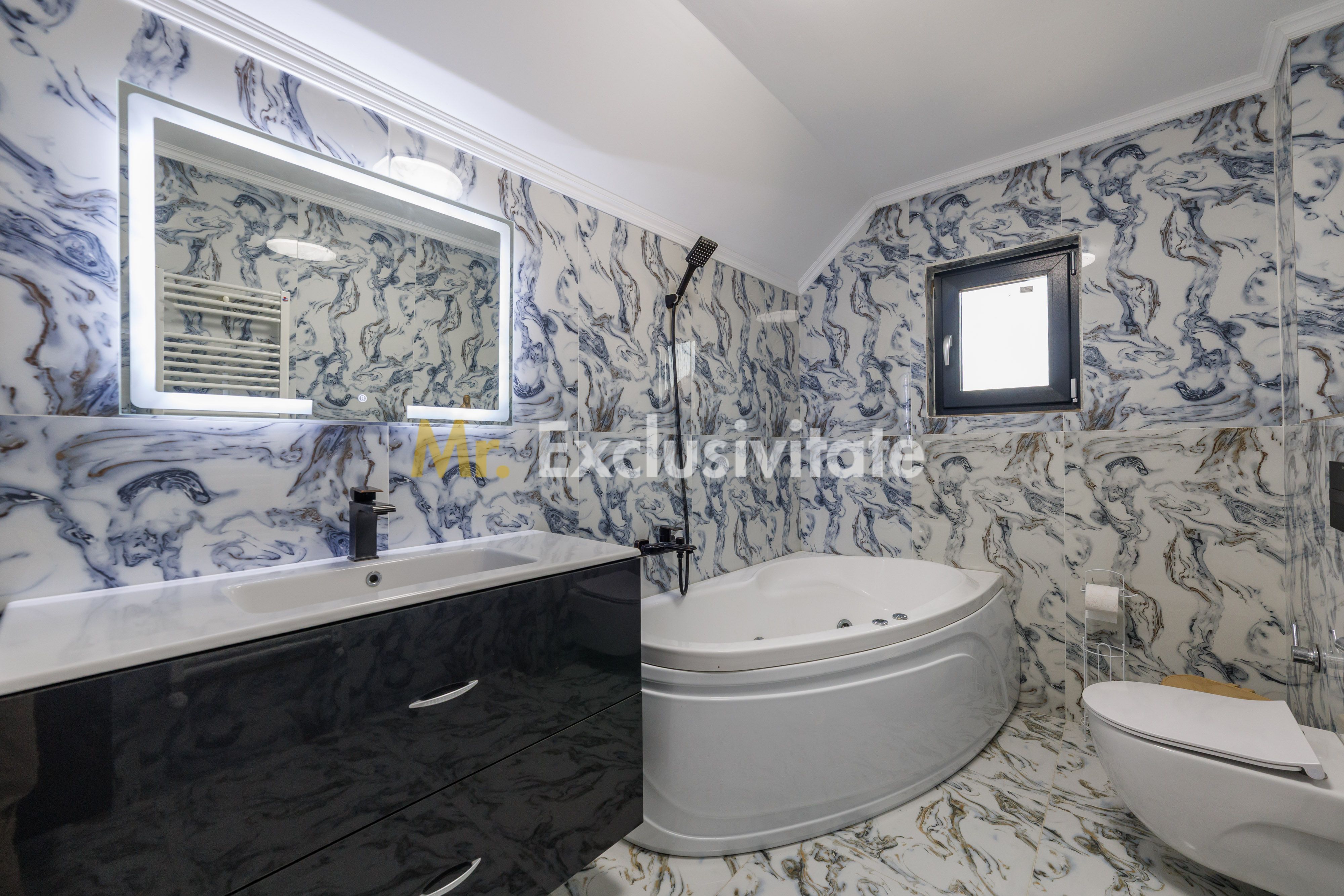 Proprietate cu 2 case si curte in Oarja, AG — fotografia 12