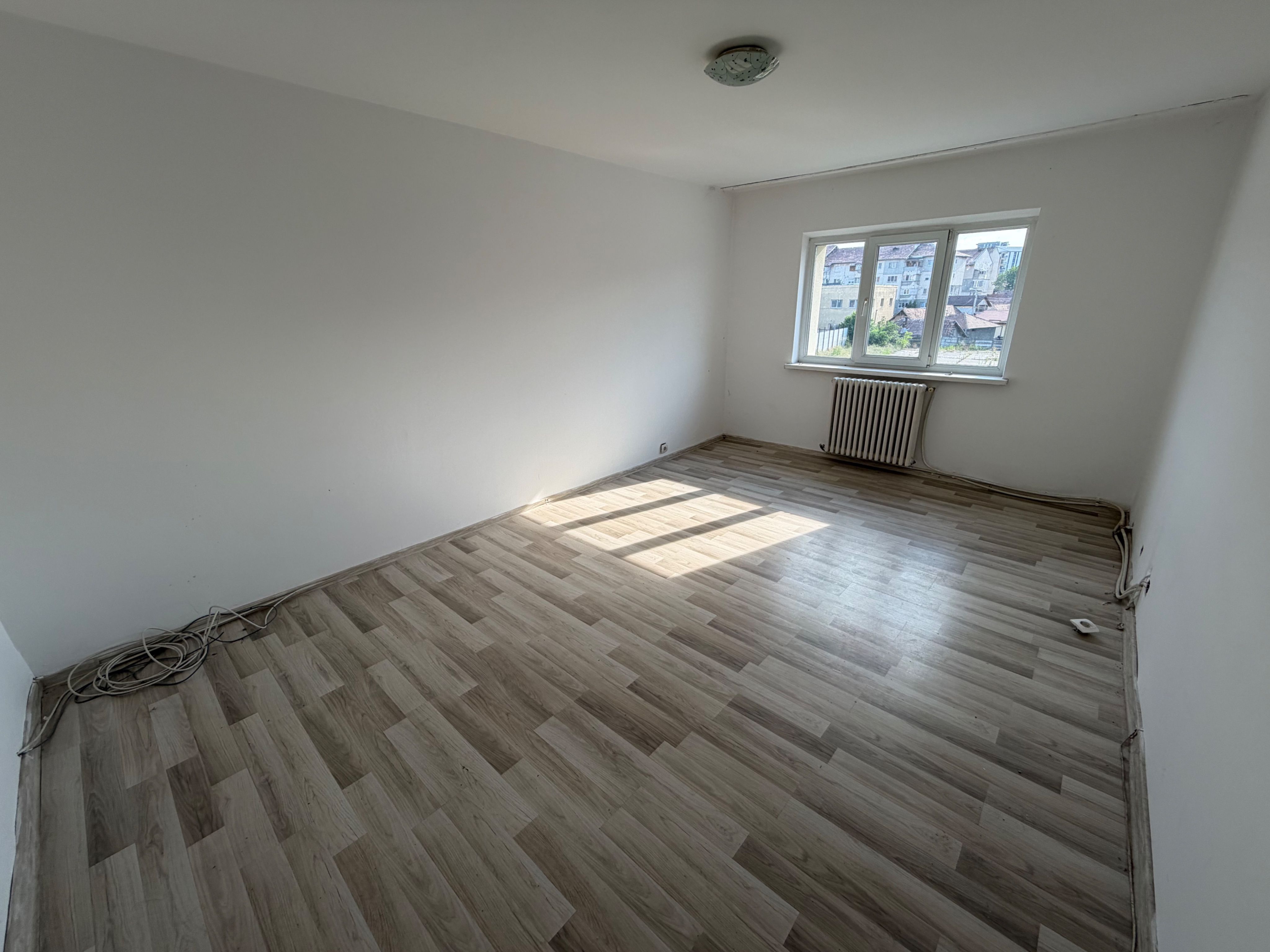 Apartament 2 camere, etaj 2 - zona Industriala